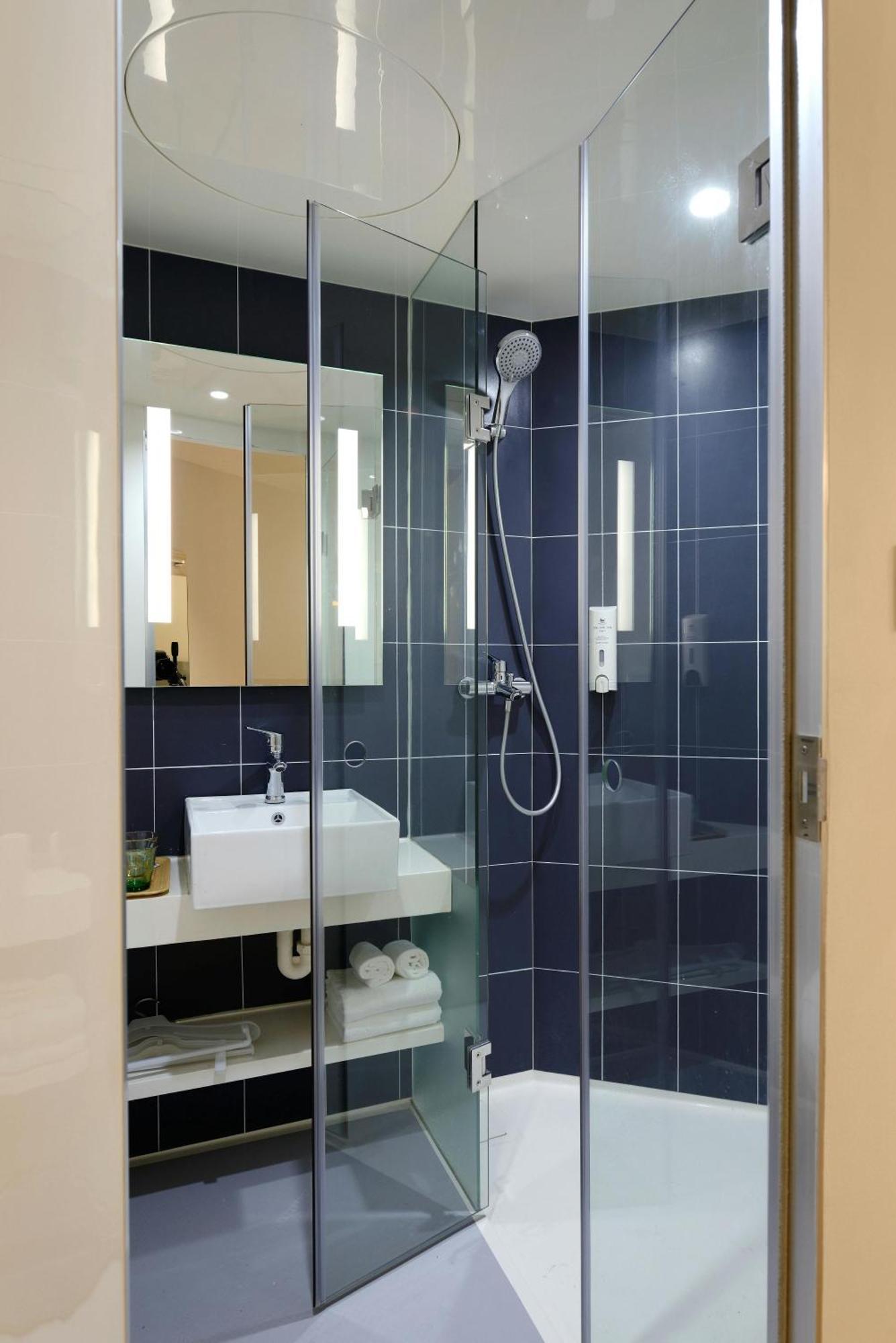 Royal Sky Luxury Near Delhi Airport 3*