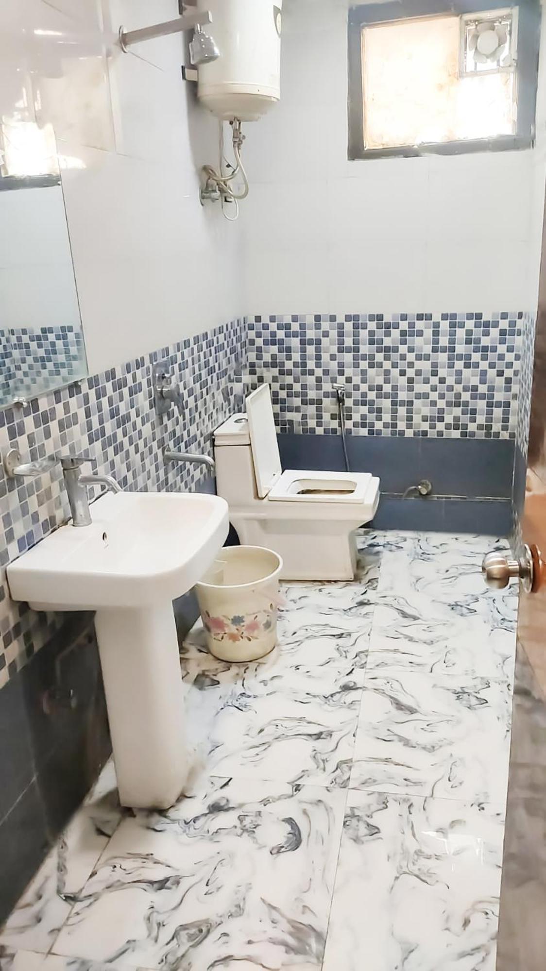 Roomshala 121 Classic Near Hazrat Nizamuddin Railway Station Hotel