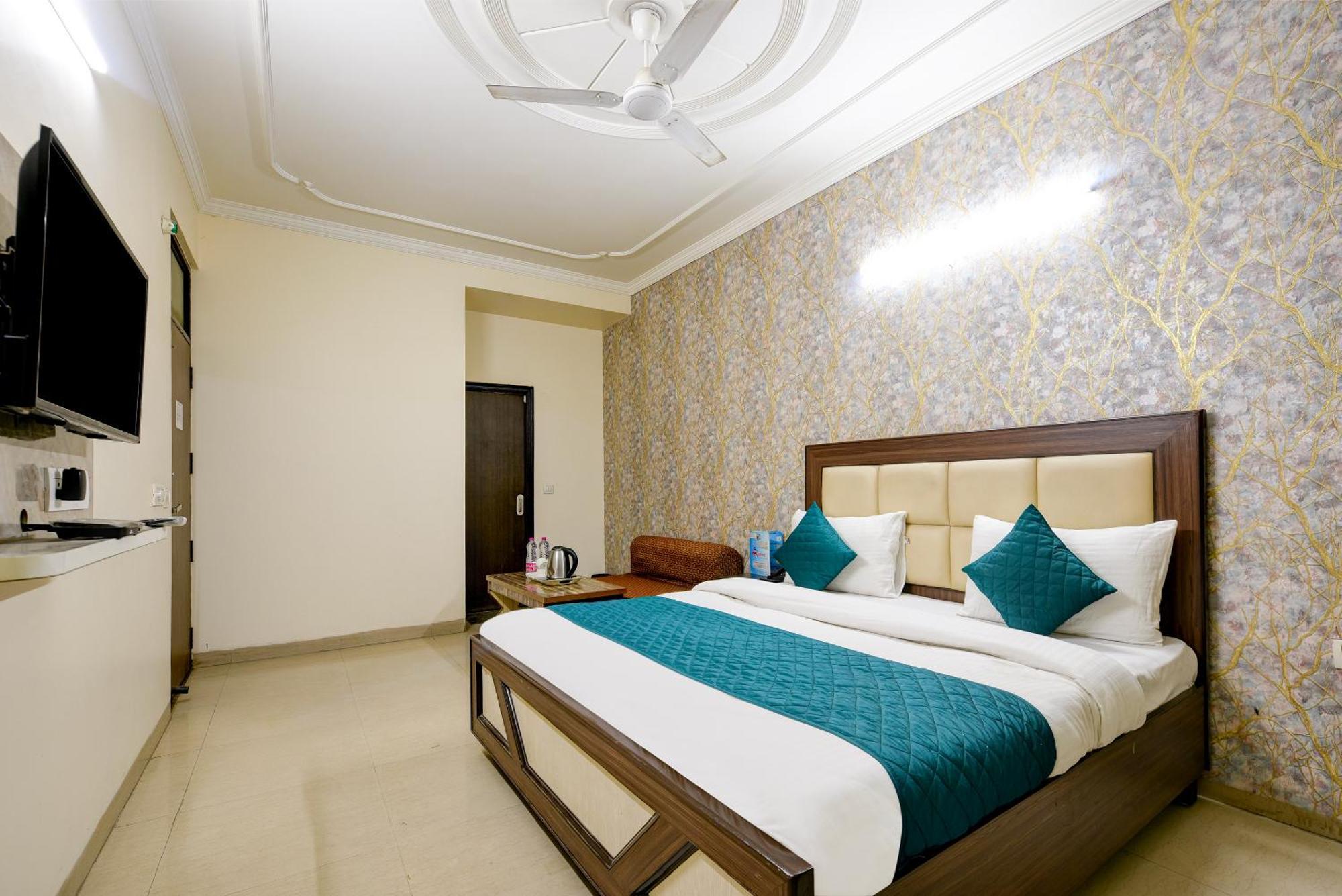 Hotel Park Near Delhi Airport 3*