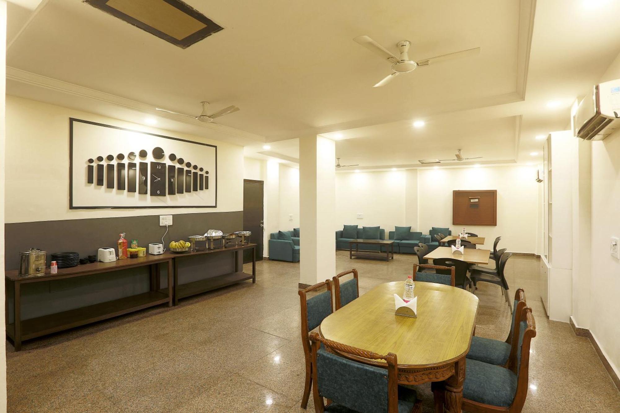 Sky View - A Family Near Delhi Airport 3*