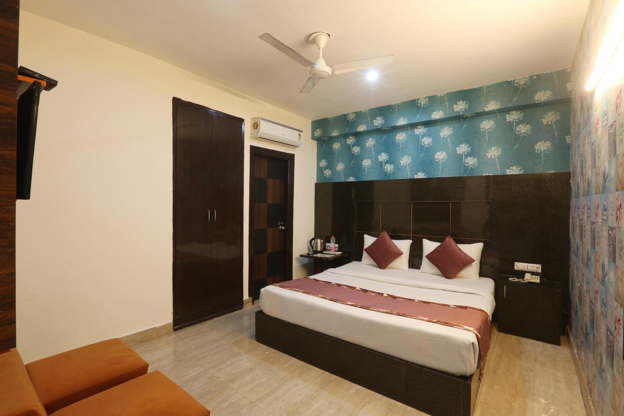 Park Near Delhi Airport 3*