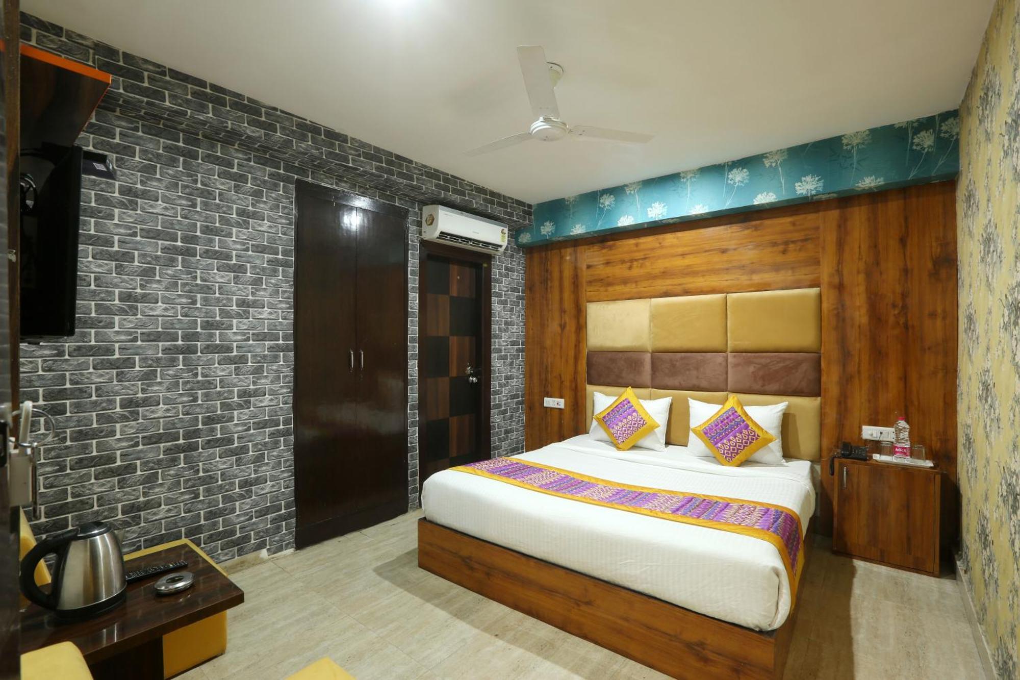 Hotel Park Near Delhi Airport 3*