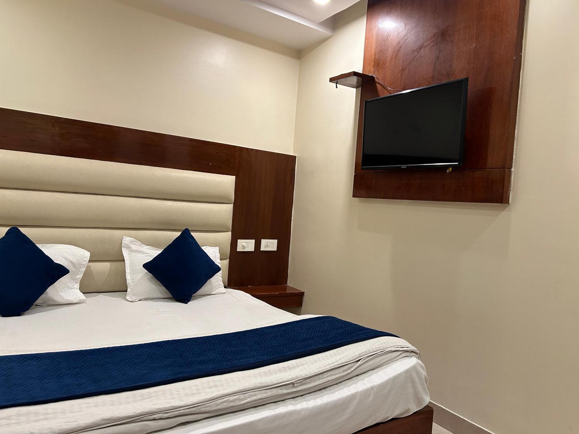 Plaza Saphire At Railway Station Guest house