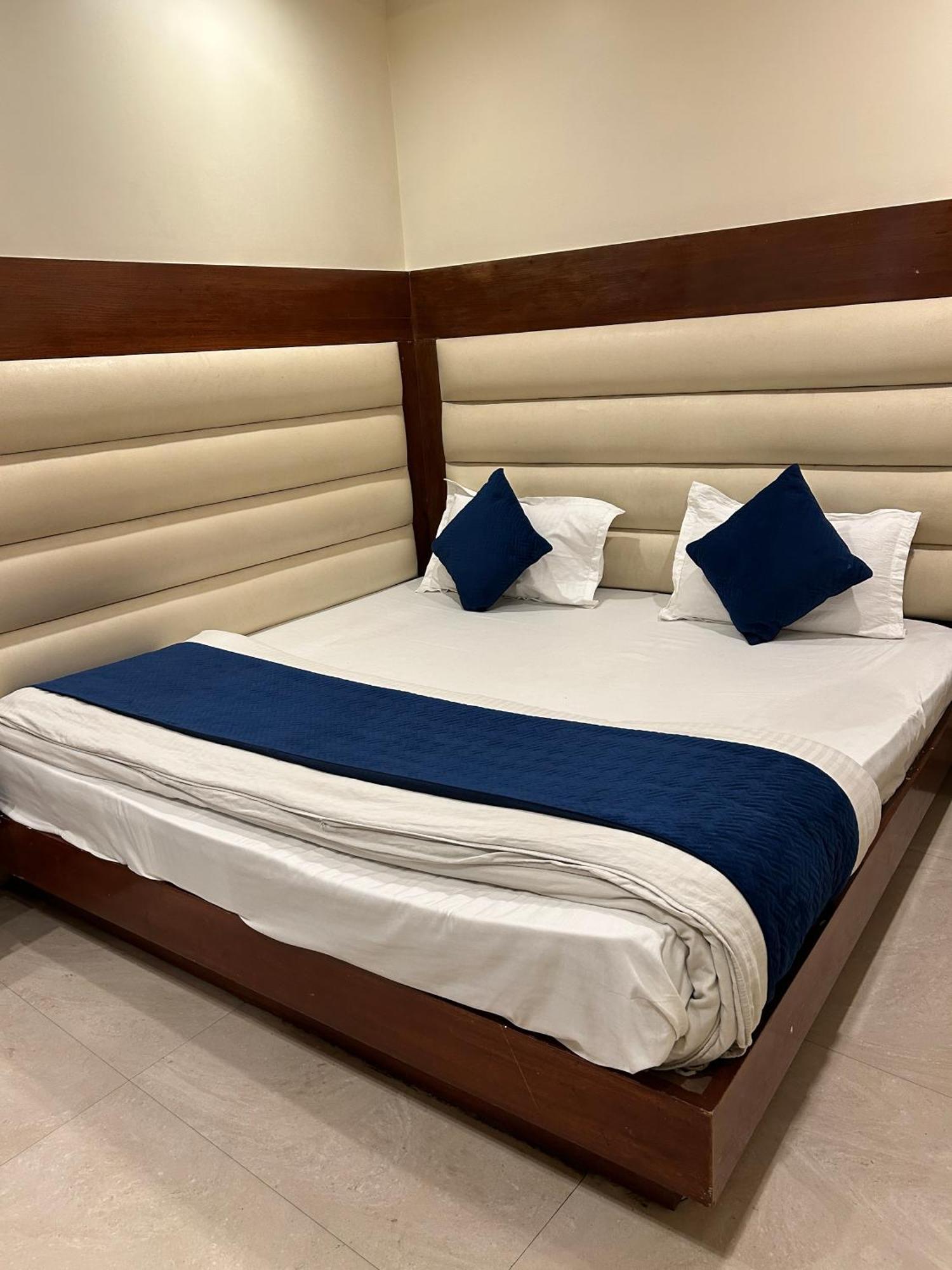 Plaza Saphire At Railway Station * New Delhi