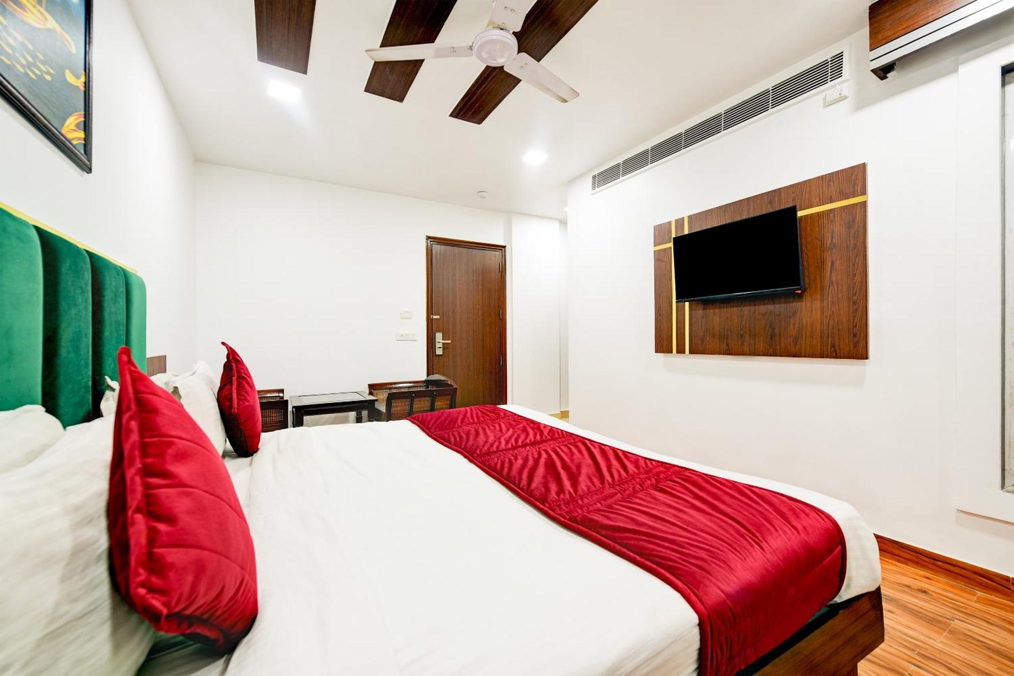 Staybook South Delhi Hotel