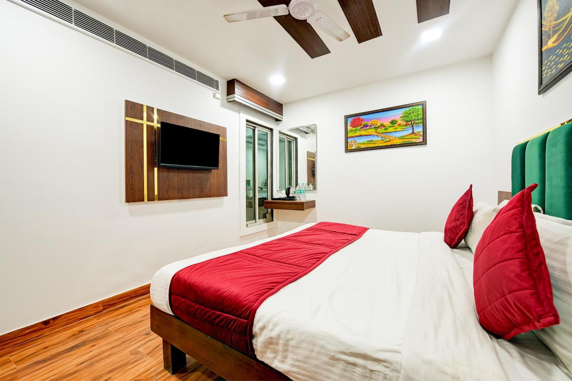 Hotel Staybook South Delhi 4*