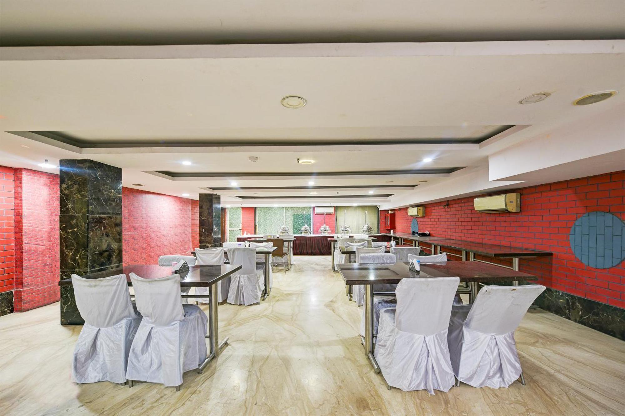Staybook South Delhi Hotel 4*