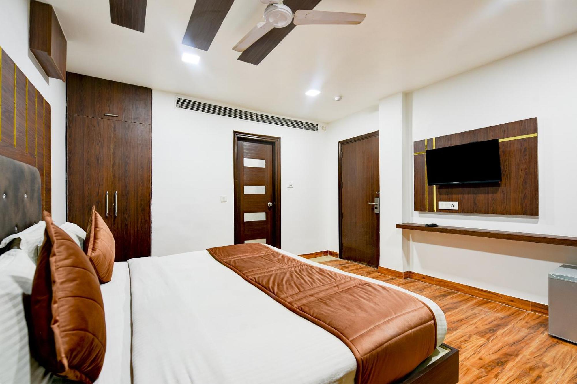 Hotel Staybook South Delhi