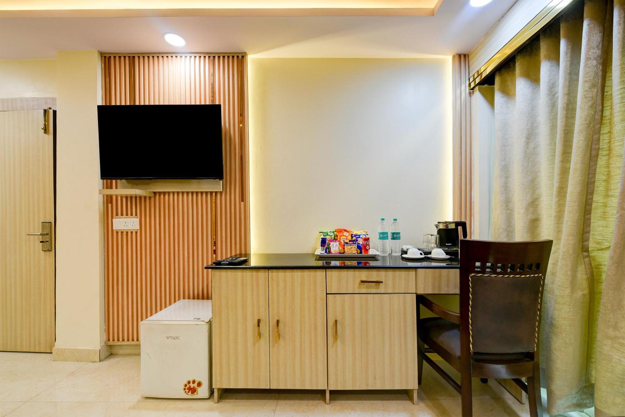 Hotel Staybook South Delhi 4*