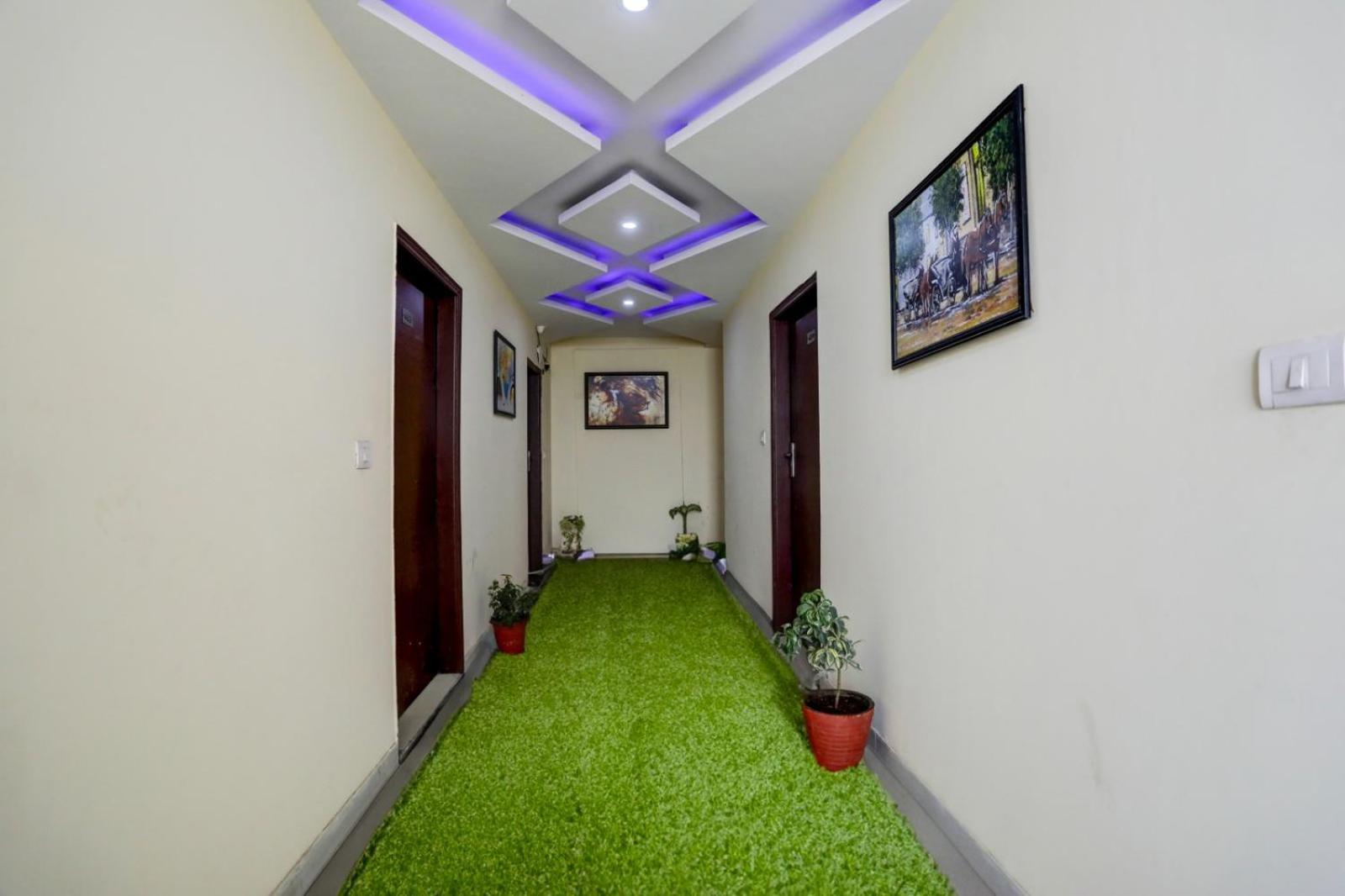 Royal Sky Luxury Near Delhi Airport Hotel 3*