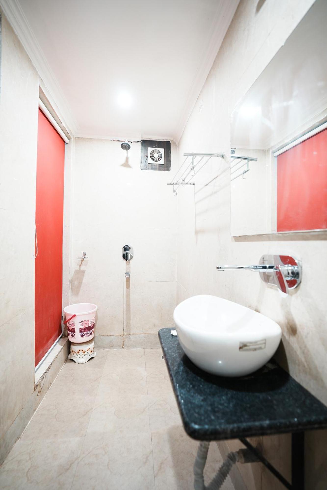 Amour Near Igi Delhi Airport Hotel 3*