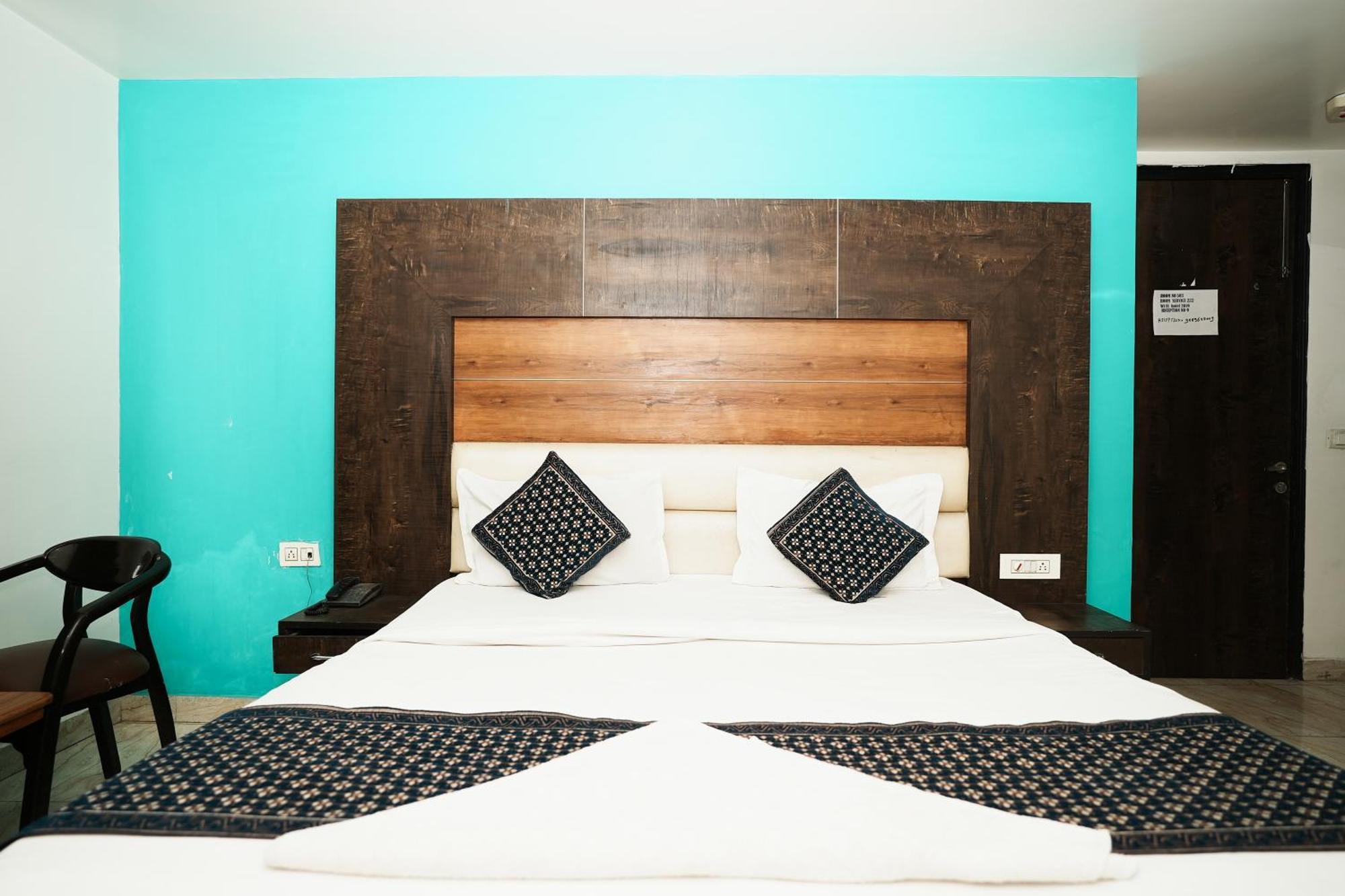 Hotel Amour Near Igi Delhi Airport 3*