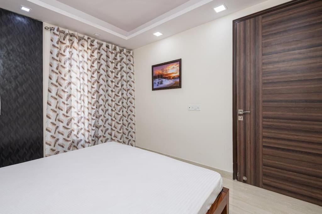 Anandit Homes - Elegant 3 Bedroom With Lift Apartment New Delhi