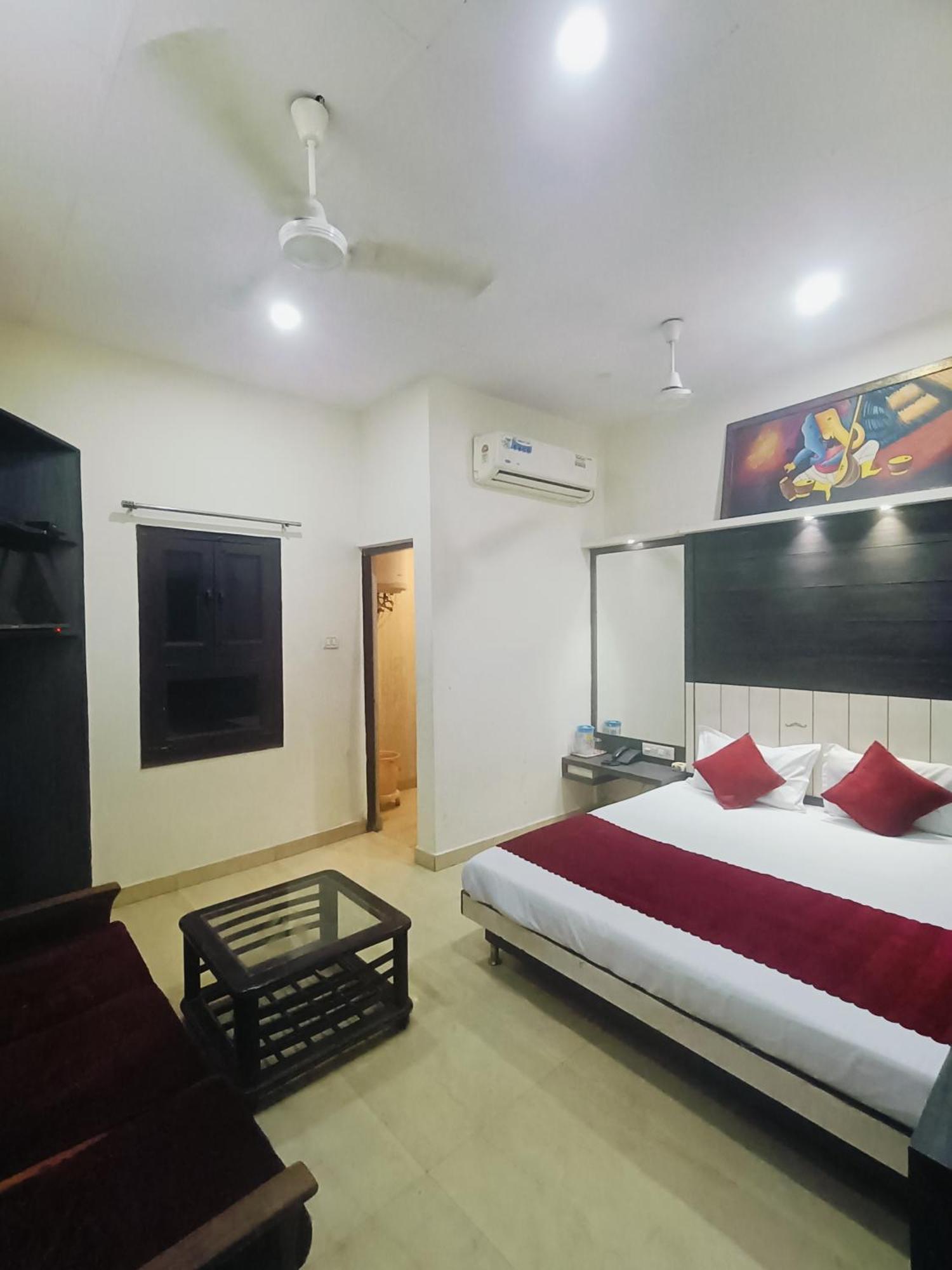 Hare Krishna Main Bazar Hotel 3*