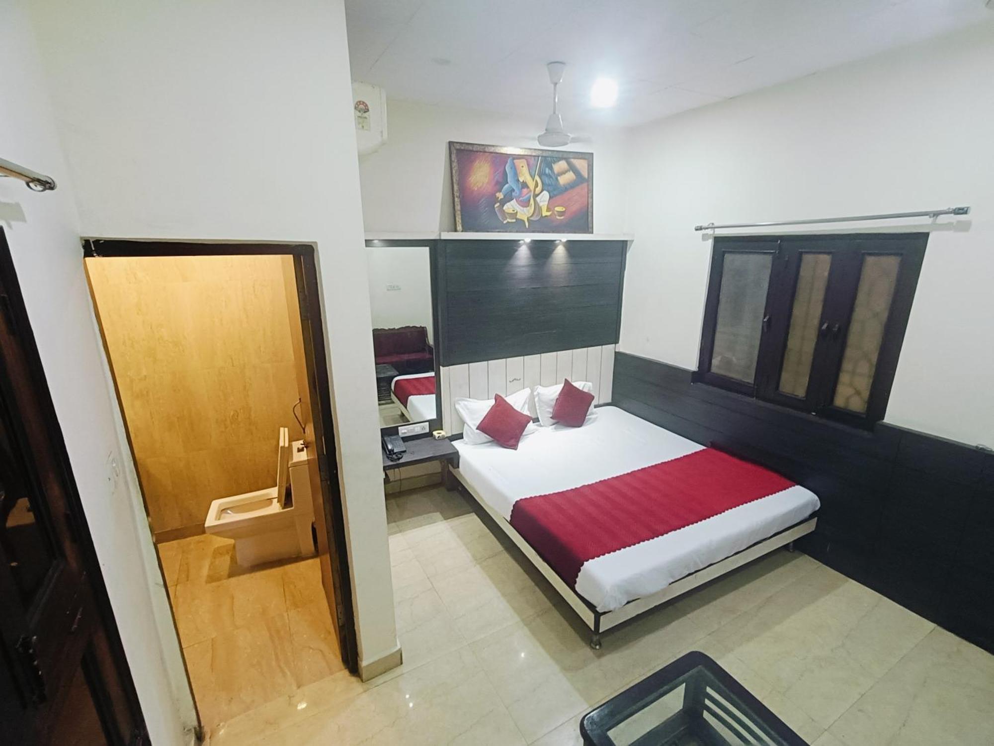 Hotel Hare Krishna Main Bazar 3*