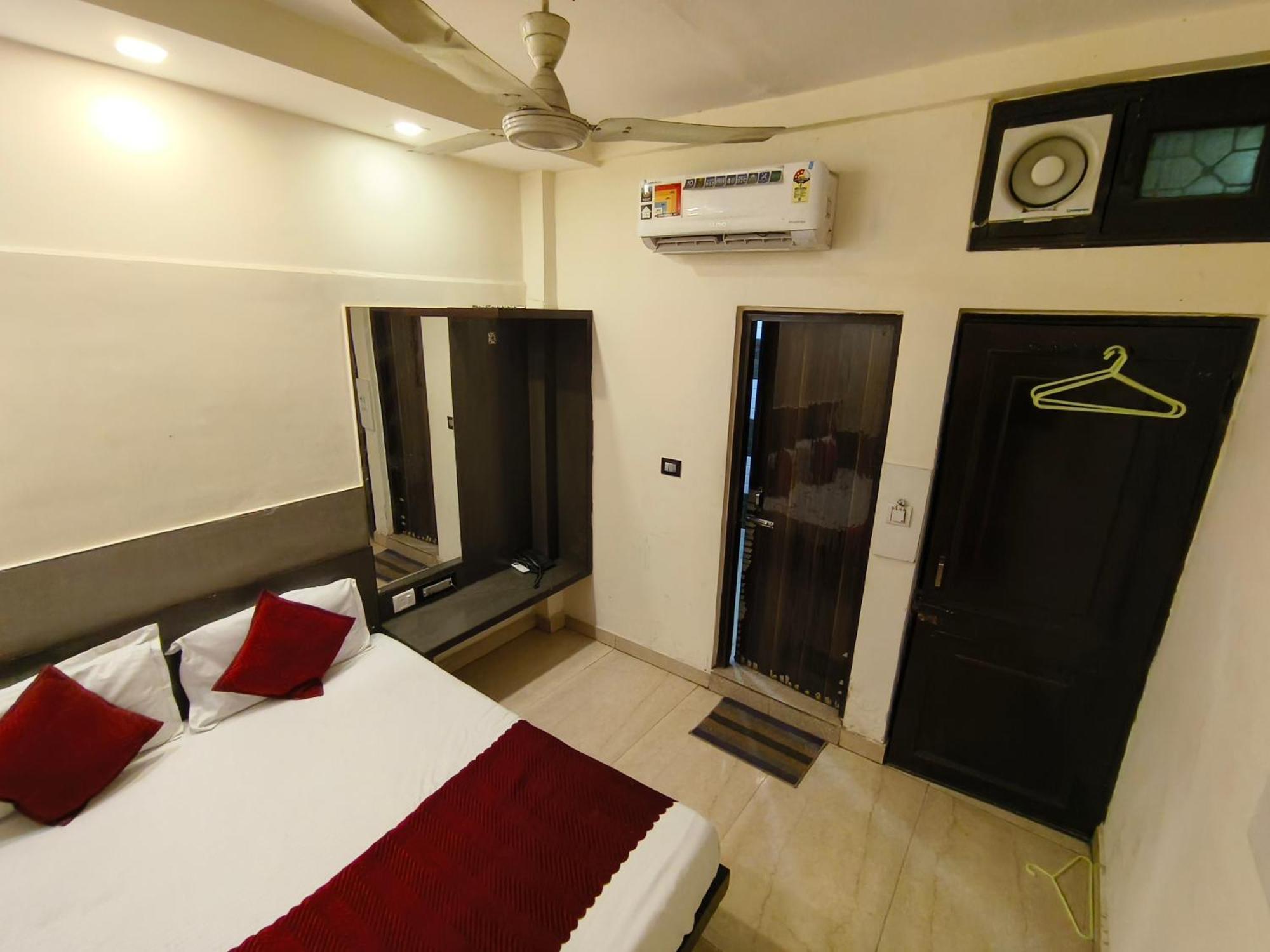 Hare Krishna Main Bazar Hotel