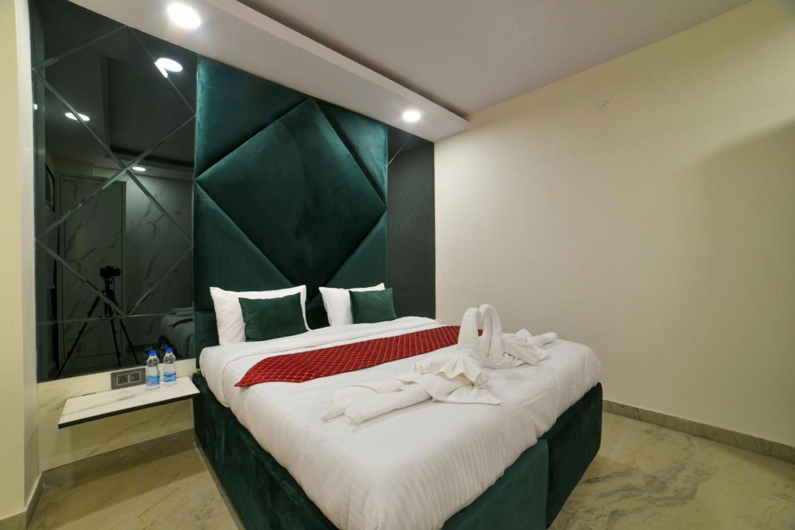 The Twenties Kamla Nagar Hotel