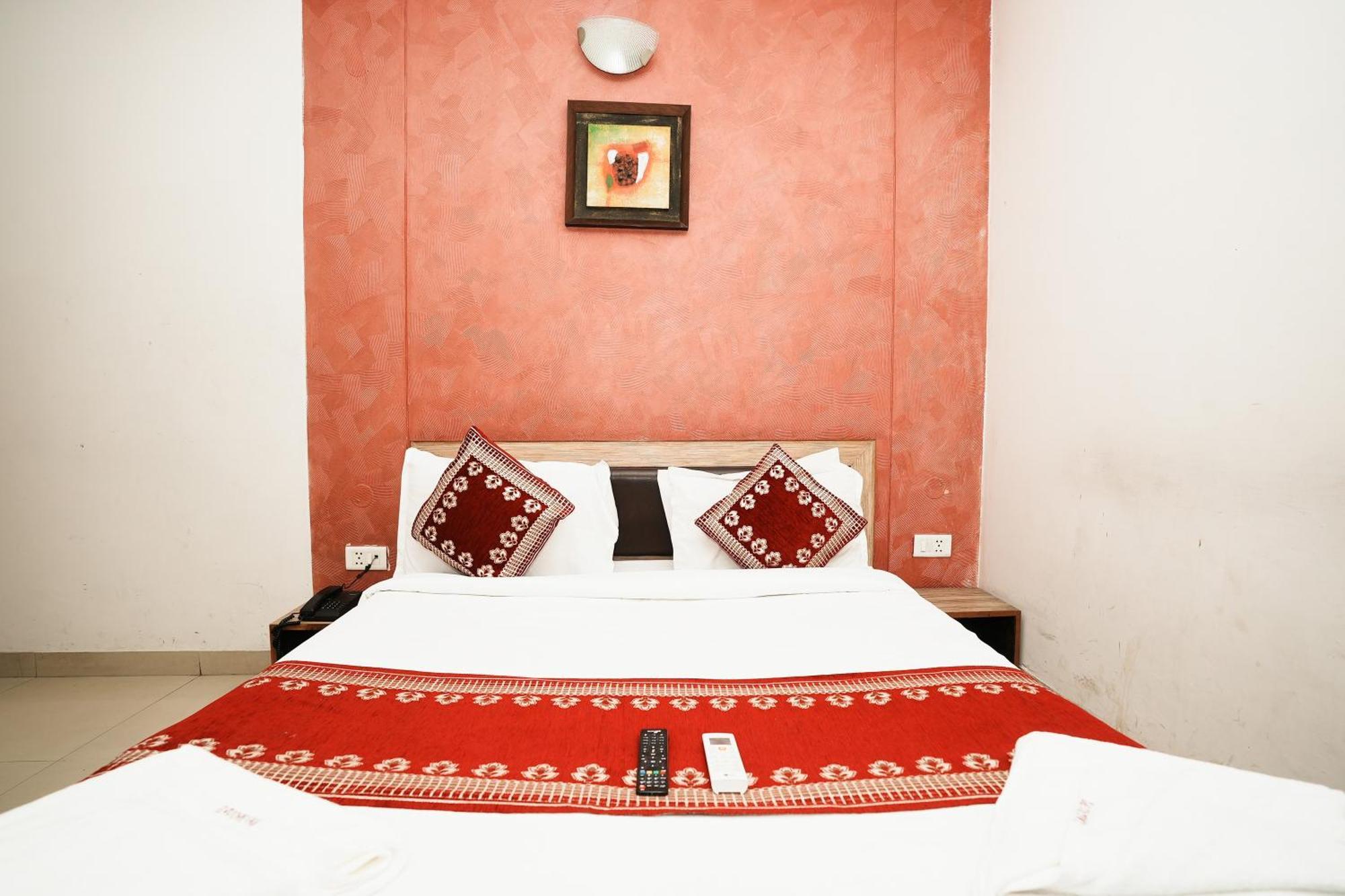 Om Paradise Near Igi Delhi Airport 3*