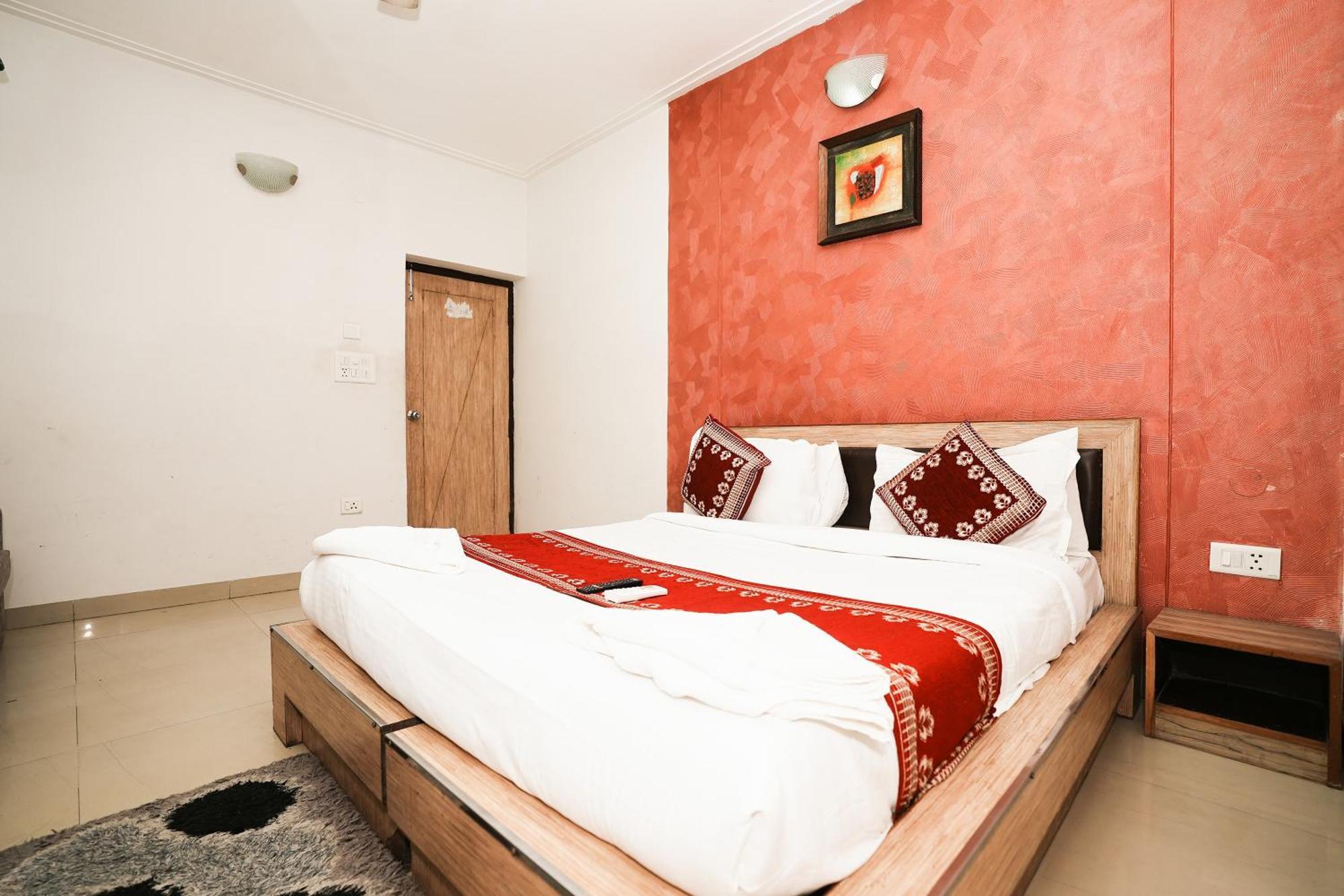 Om Paradise Near Igi Delhi Airport 3*
