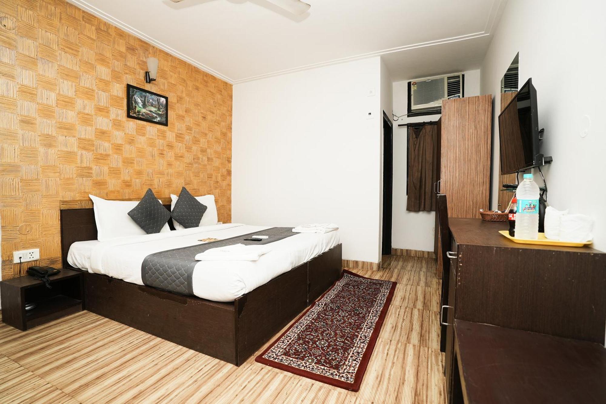 Hotel Om Paradise Near Igi Delhi Airport 3*