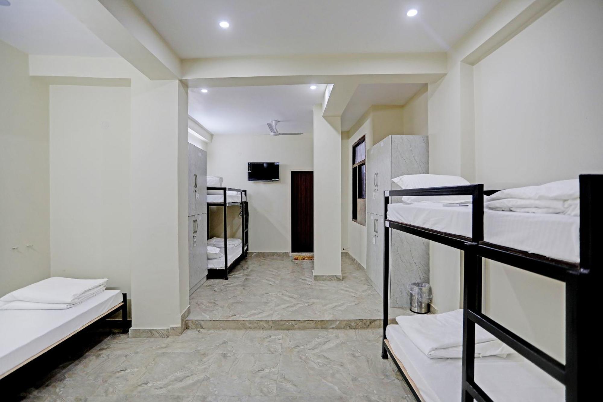 Hostel S B Near Railway Station Paharganj