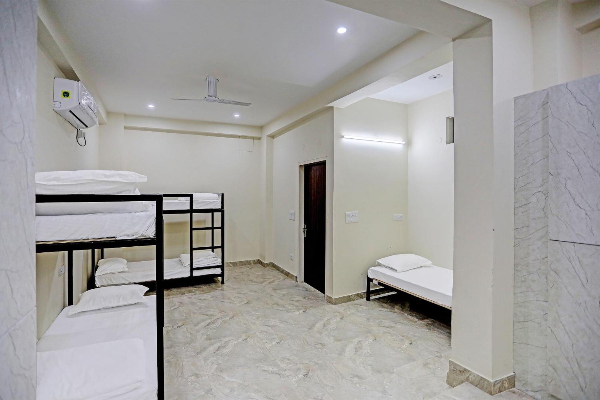 Hostel S B Near Railway Station Paharganj *