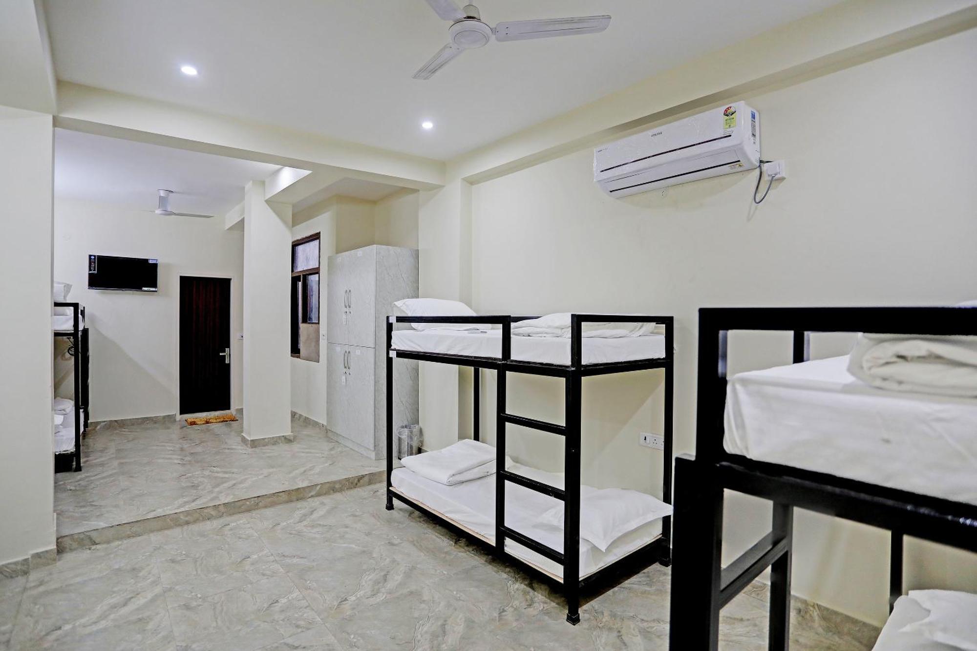 Hostel S B Near Railway Station Paharganj