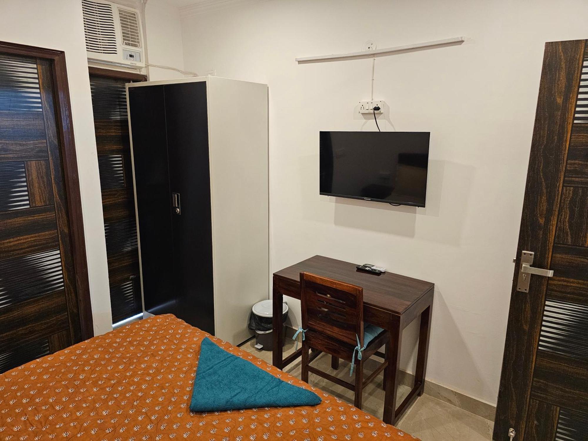 Apartment Gautam Nagar South Delhi *