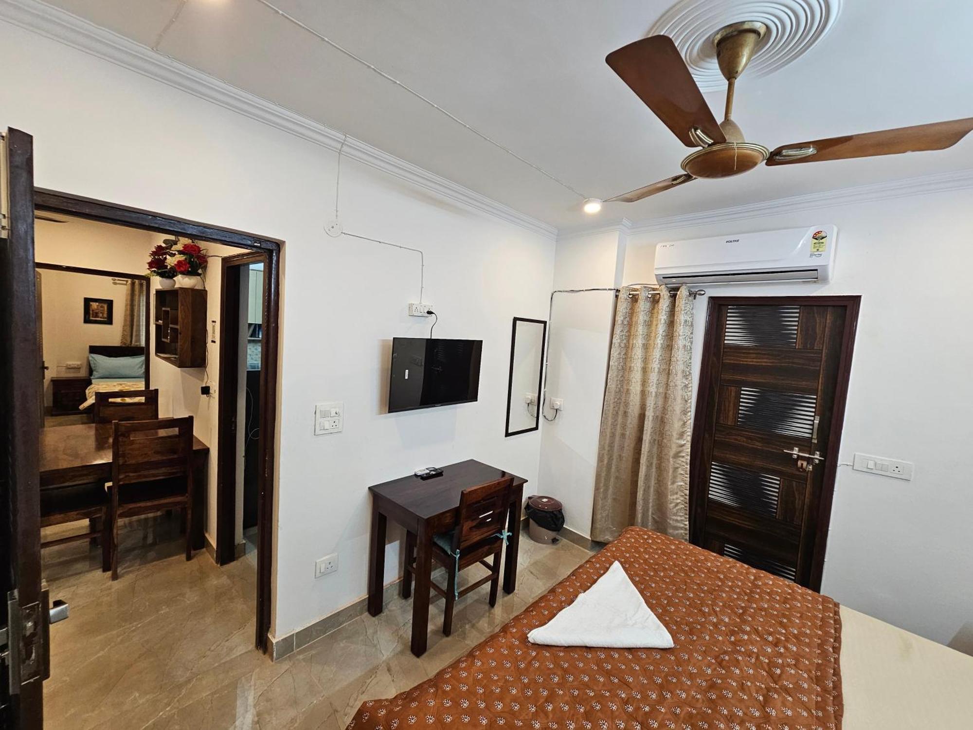 Apartment Gautam Nagar South Delhi *