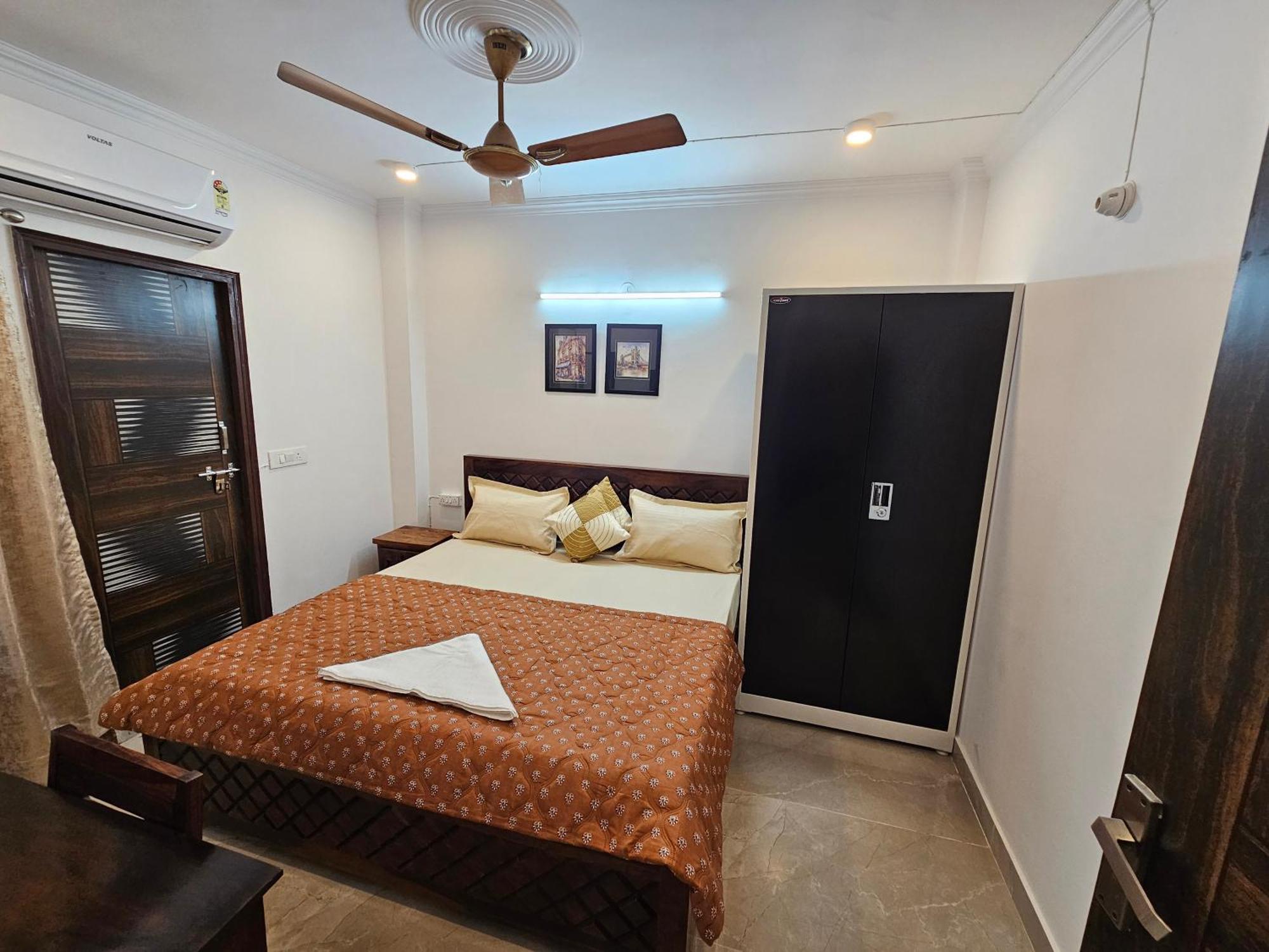 Gautam Nagar South Delhi Apartment *