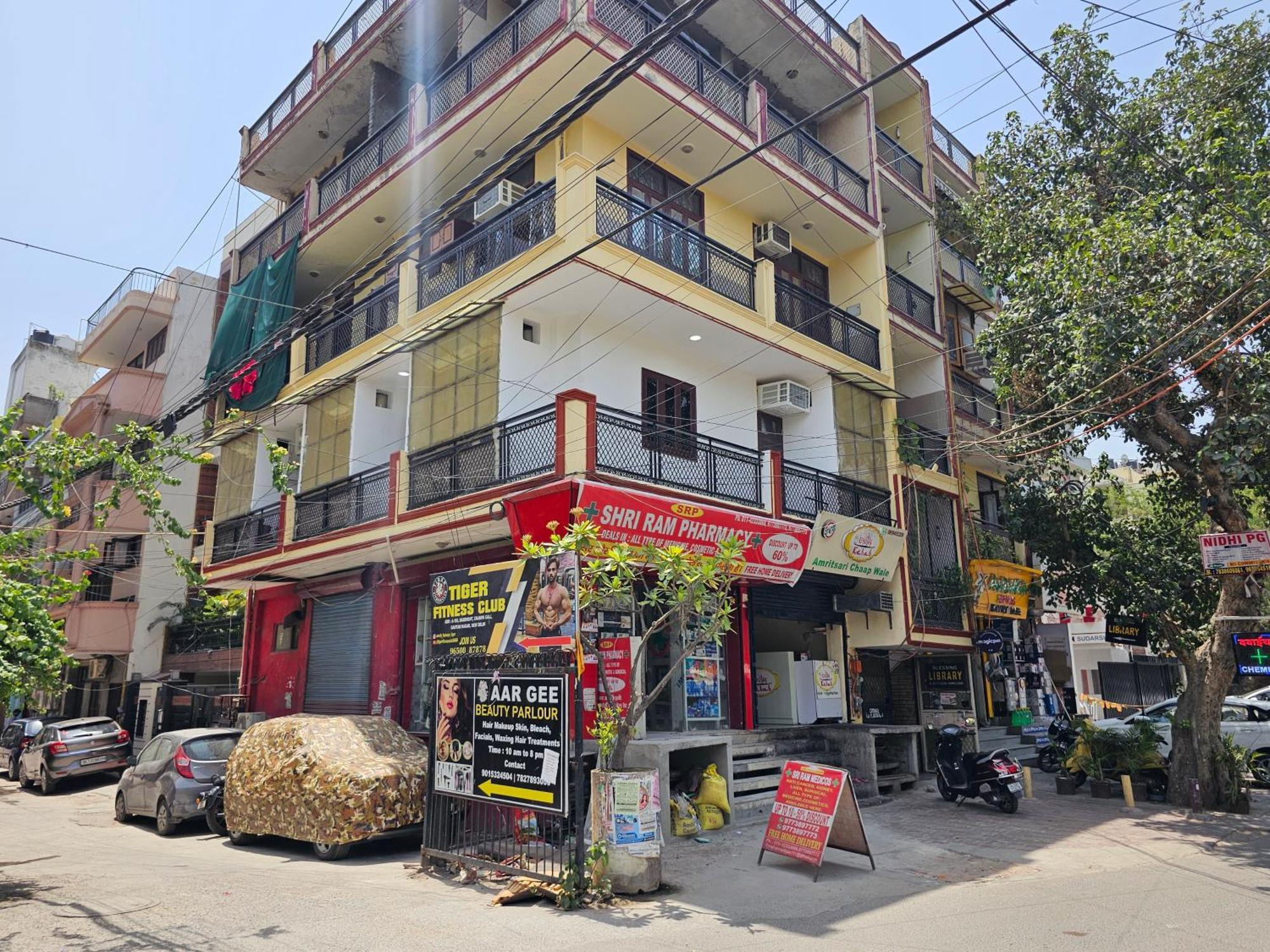 Gautam Nagar South Delhi Apartment *