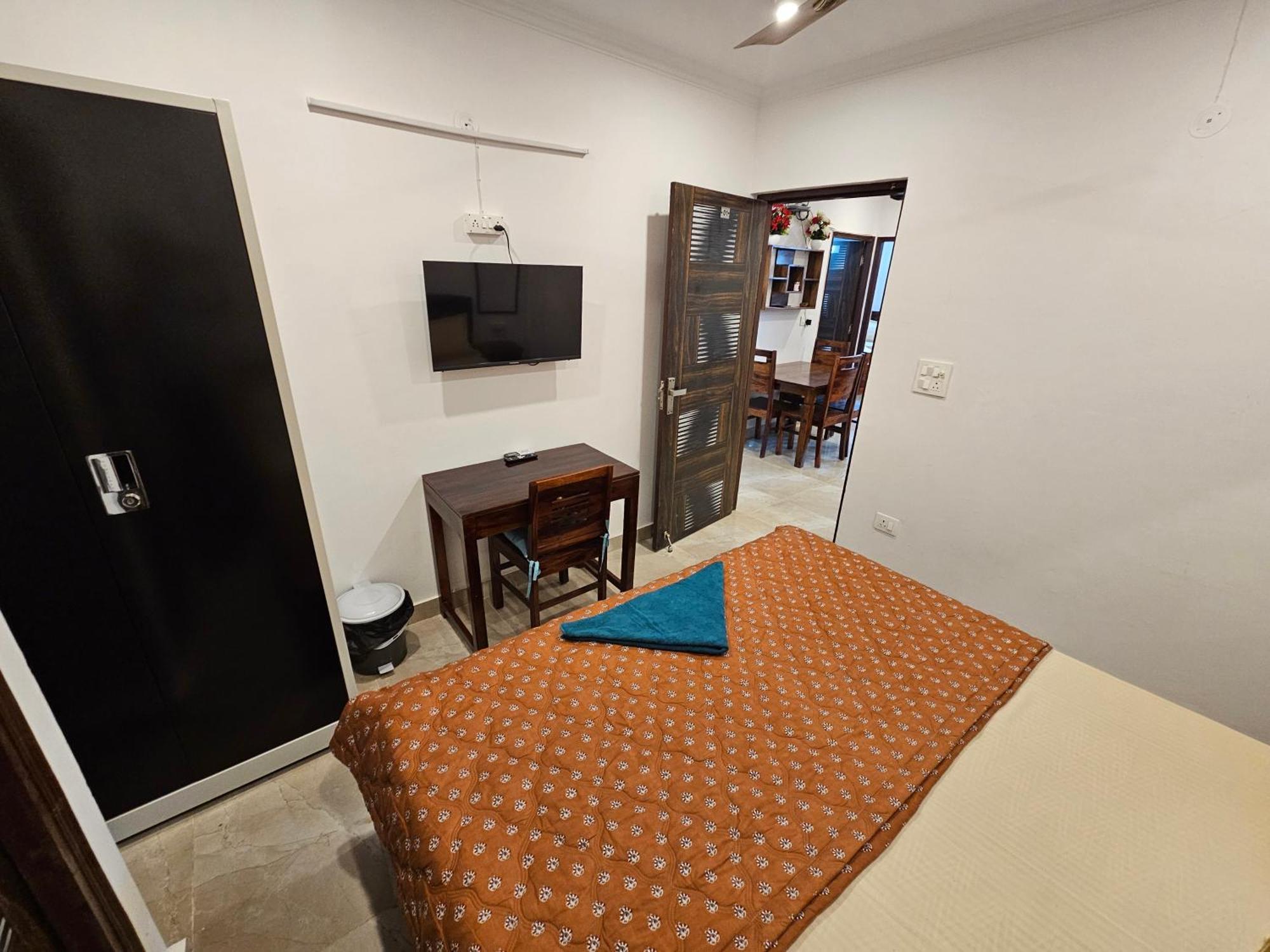 Gautam Nagar South Delhi Apartment *