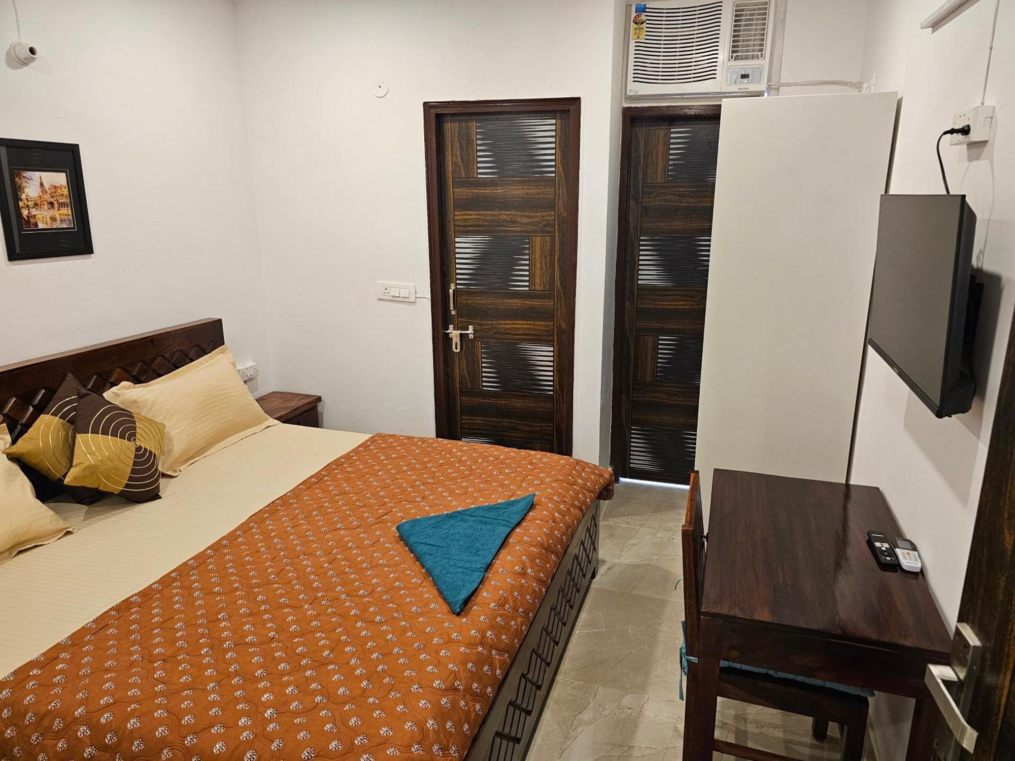 Gautam Nagar South Delhi Apartment *