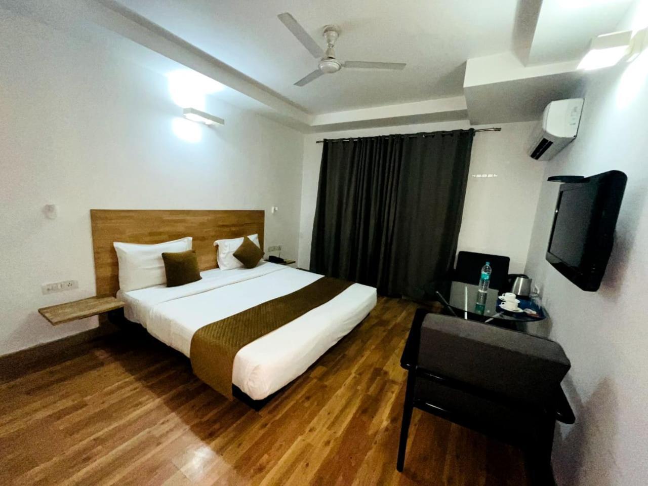 Hotel Majestic - East Of Kailash 3*
