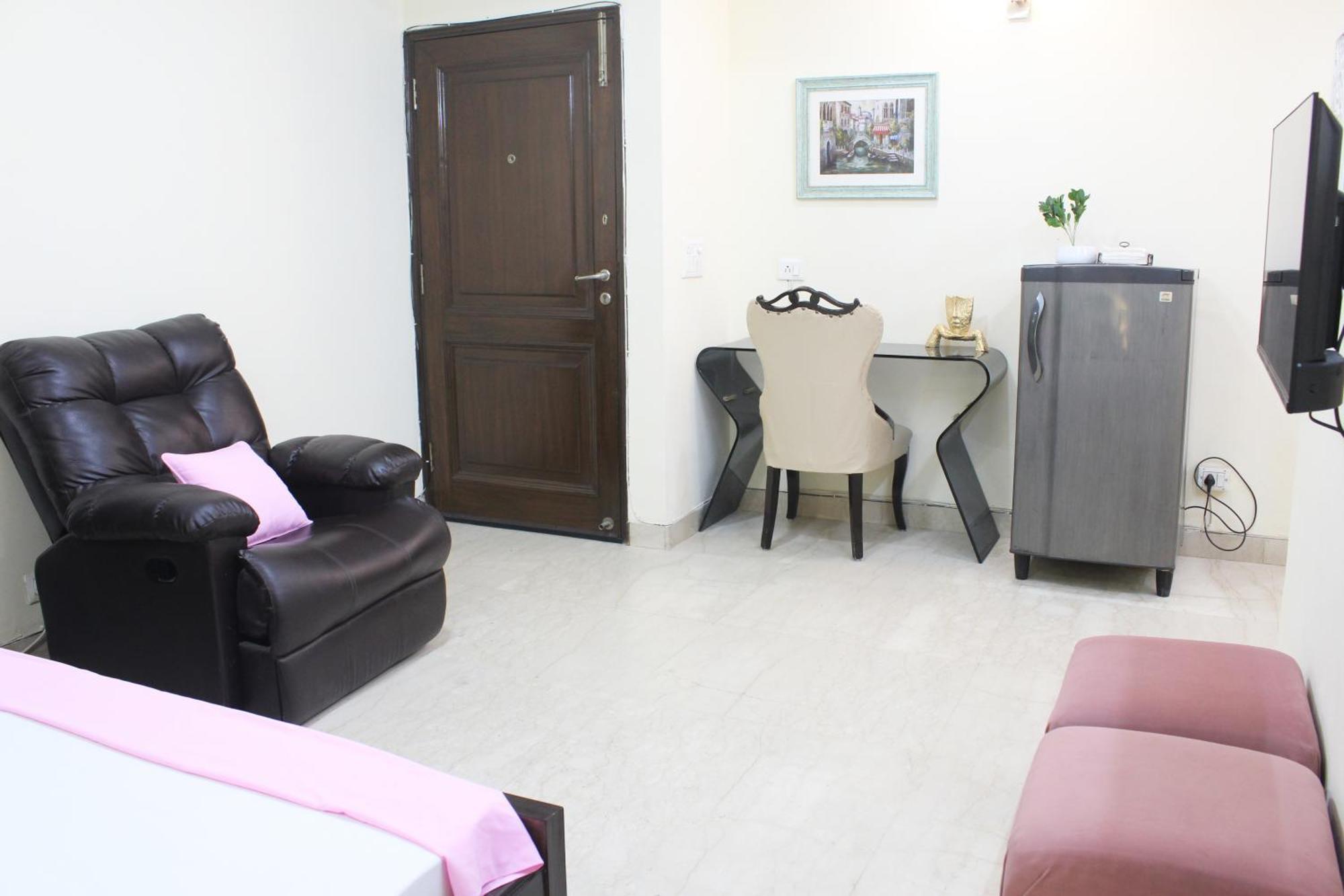 Modern Jacuzzi Tub 1bhk South Delhi Apartment