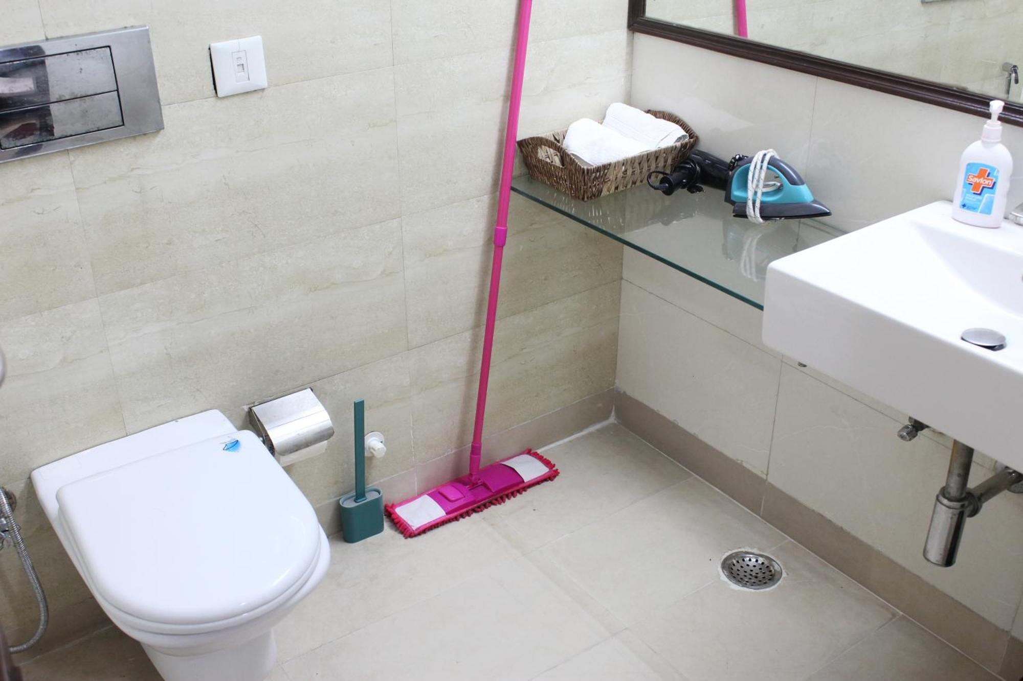 Modern Jacuzzi Tub 1bhk South Delhi Apartment New Delhi