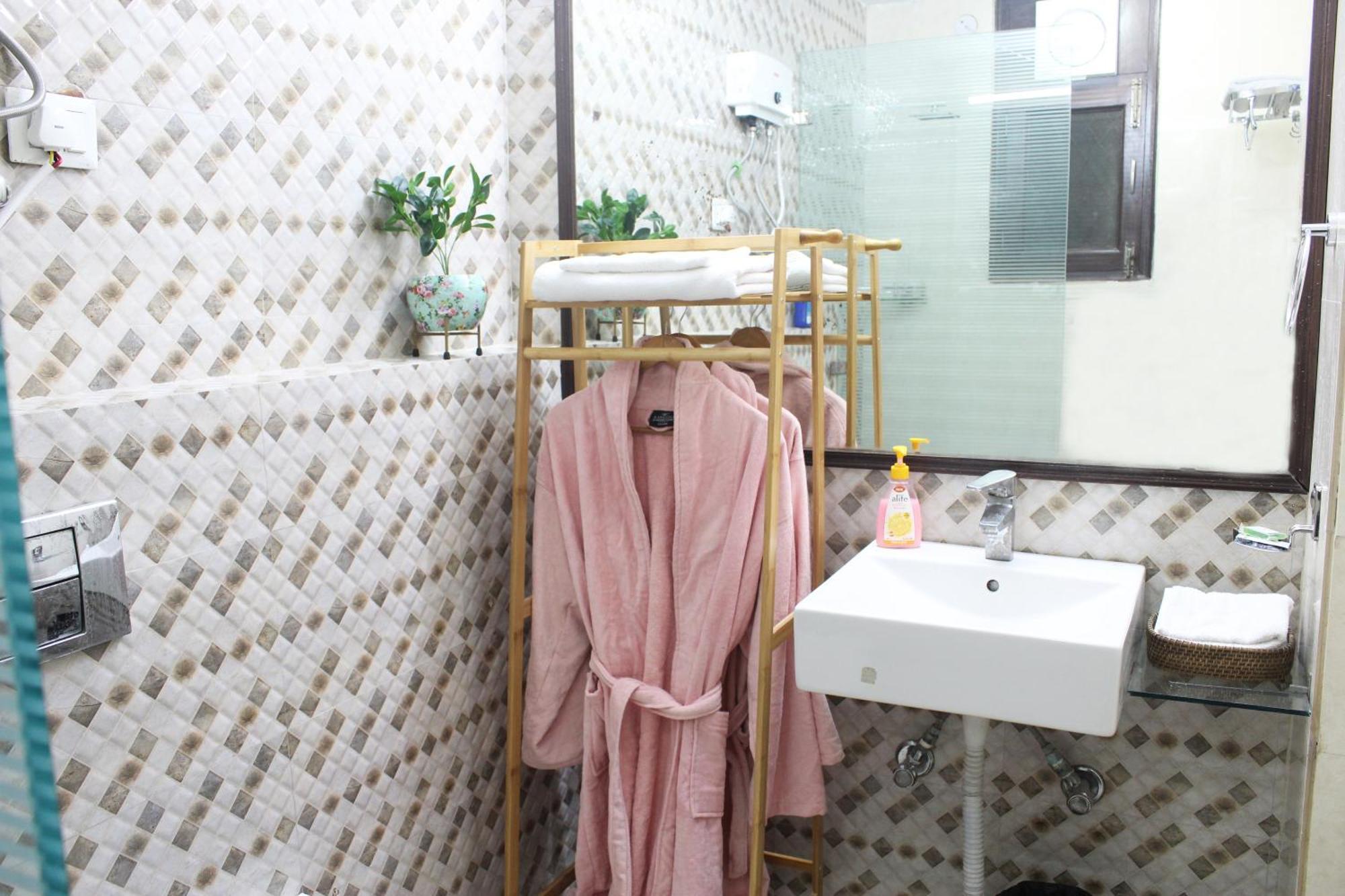 Modern Jacuzzi Tub 1bhk South Delhi New Delhi