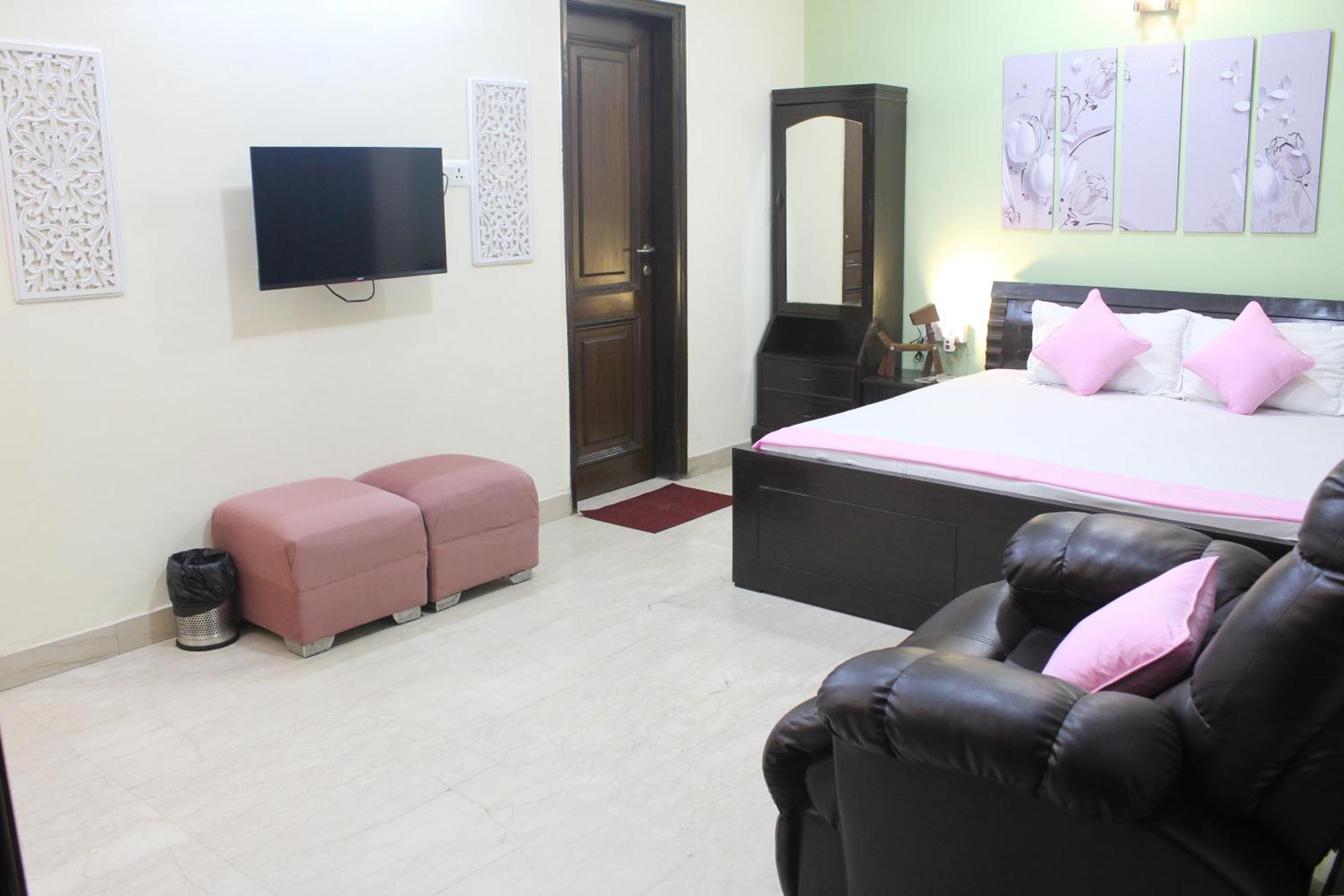 Modern Jacuzzi Tub 1bhk South Delhi
