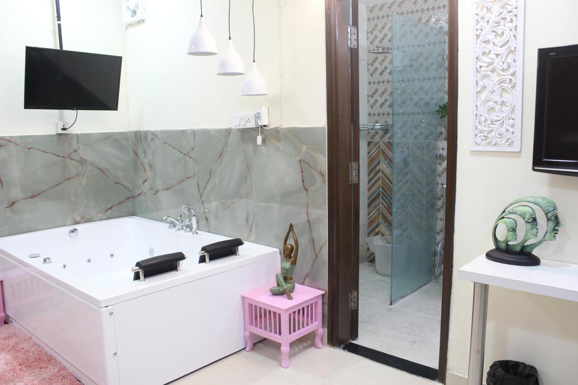 Modern Jacuzzi Tub 1bhk South Delhi * New Delhi