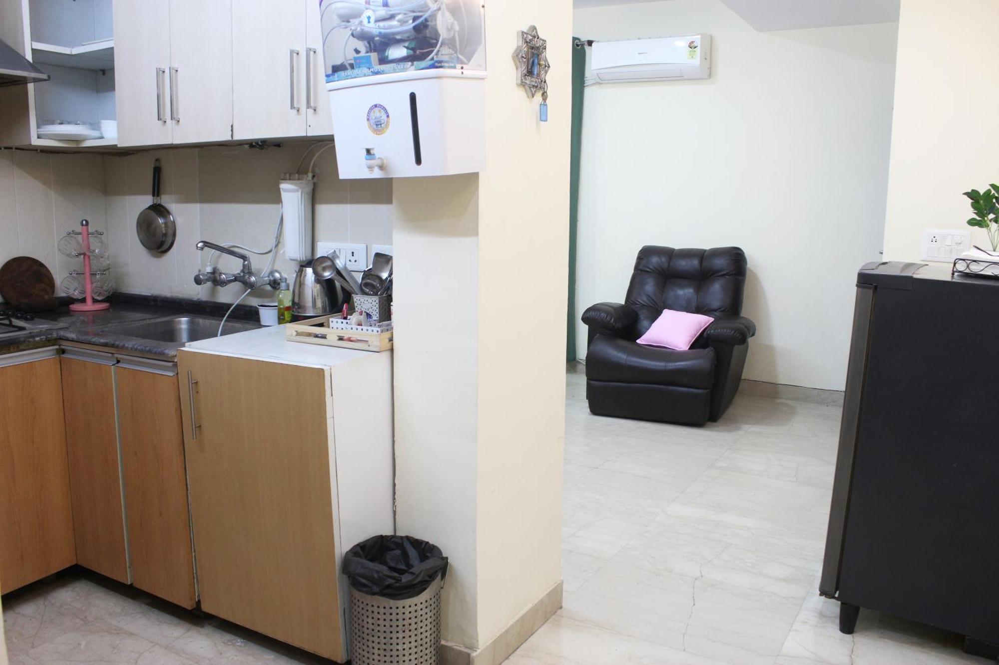 Modern Jacuzzi Tub 1bhk South Delhi Apartment *