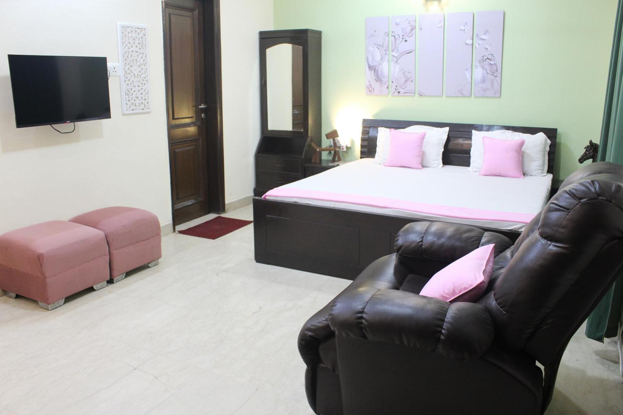Modern Jacuzzi Tub 1bhk South Delhi * New Delhi