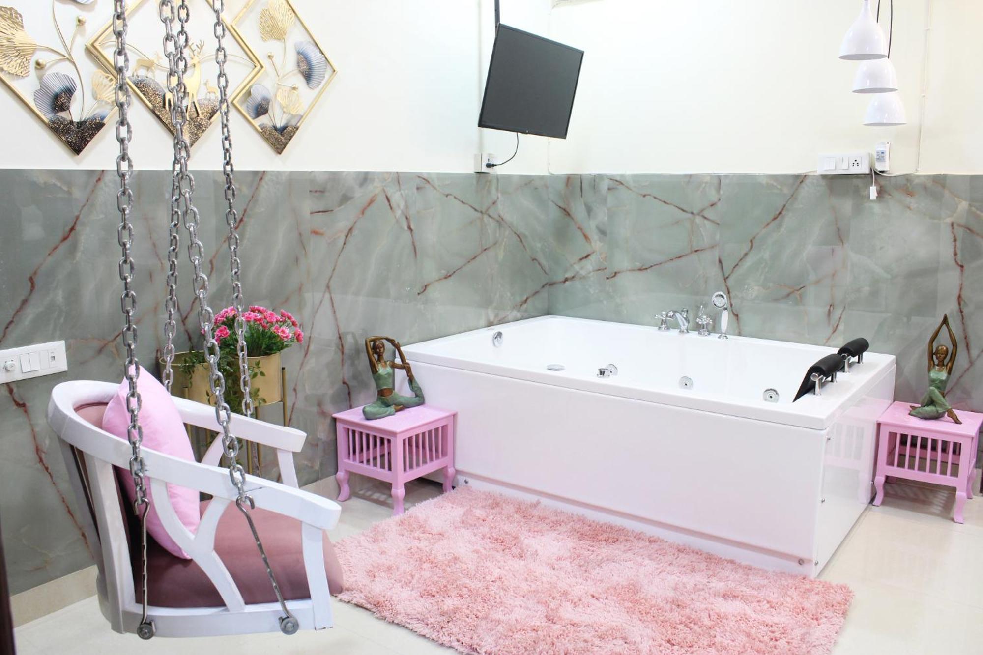 Modern Jacuzzi Tub 1bhk South Delhi Apartment New Delhi