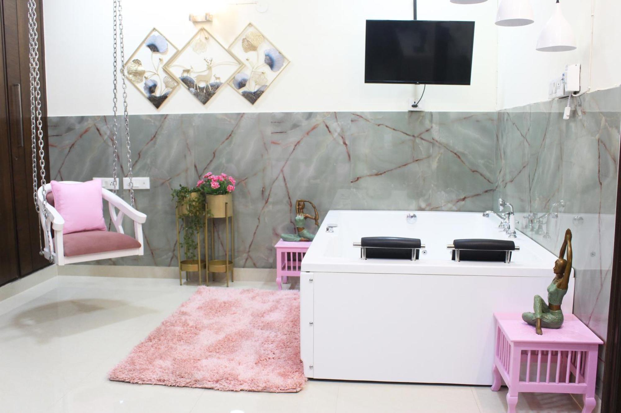 Modern Jacuzzi Tub 1bhk South Delhi Apartment *