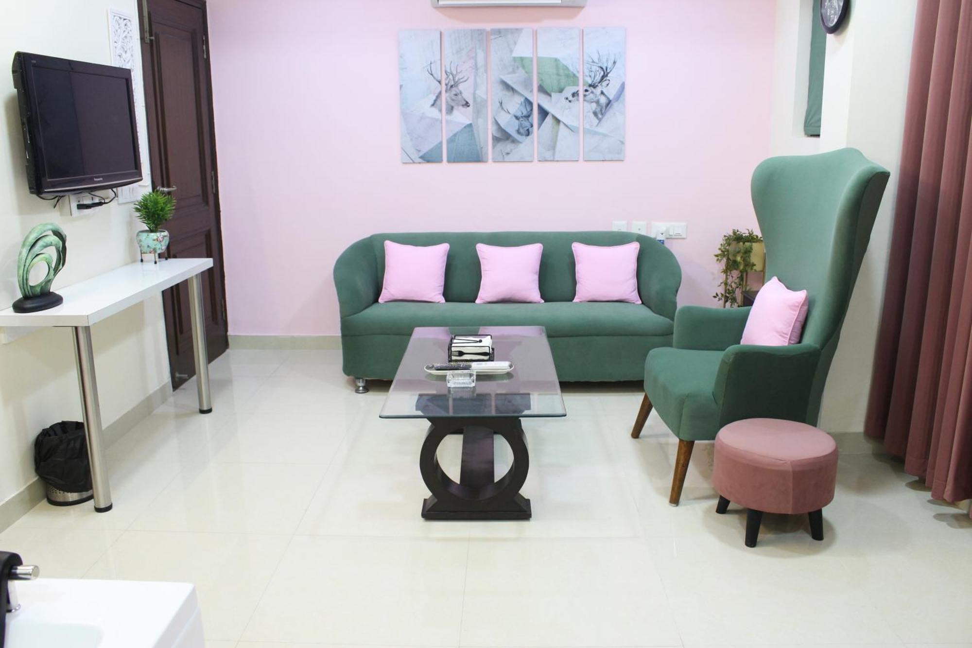 Modern Jacuzzi Tub 1bhk South Delhi