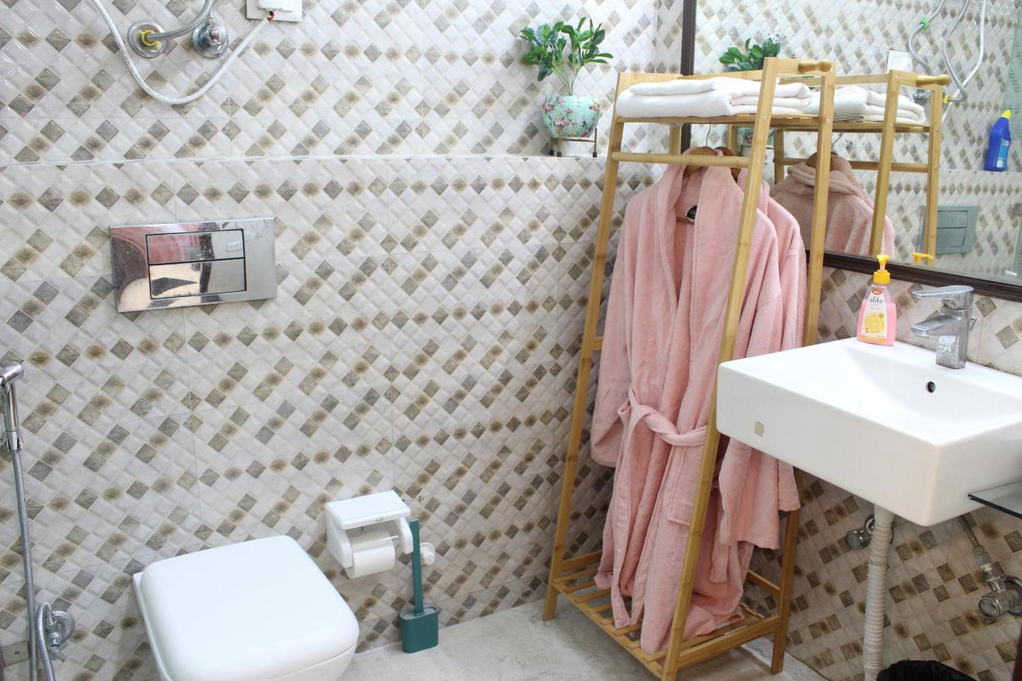 Modern Jacuzzi Tub 1bhk South Delhi *