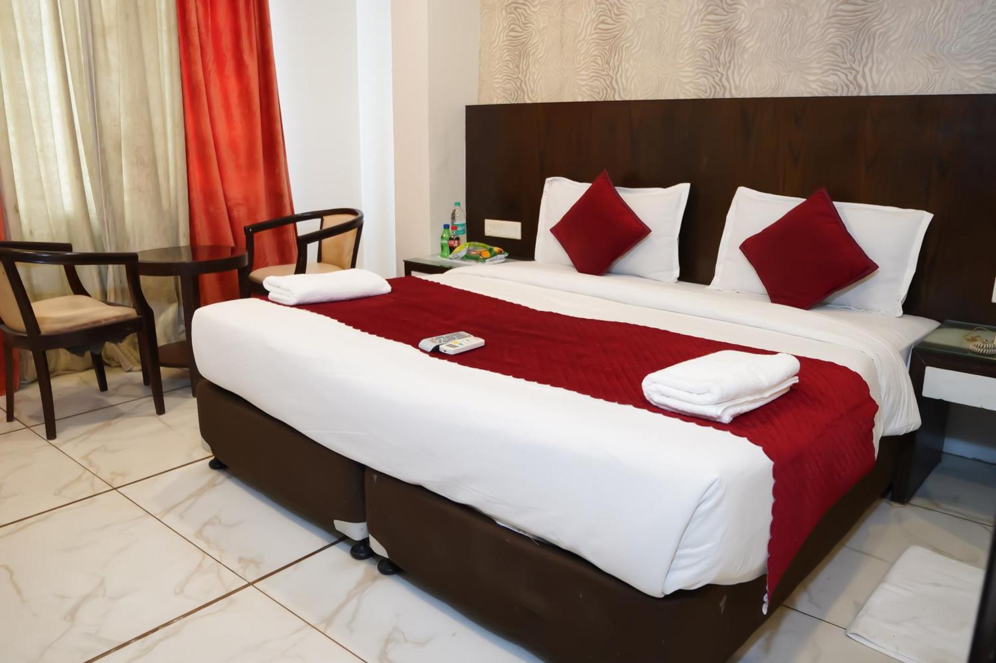 Le Benz - Train Station Hotel
