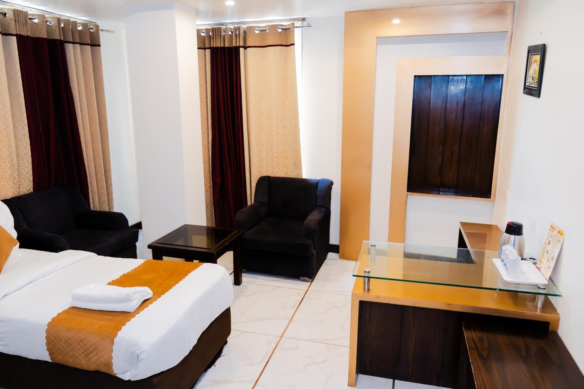Le Benz - Train Station Hotel