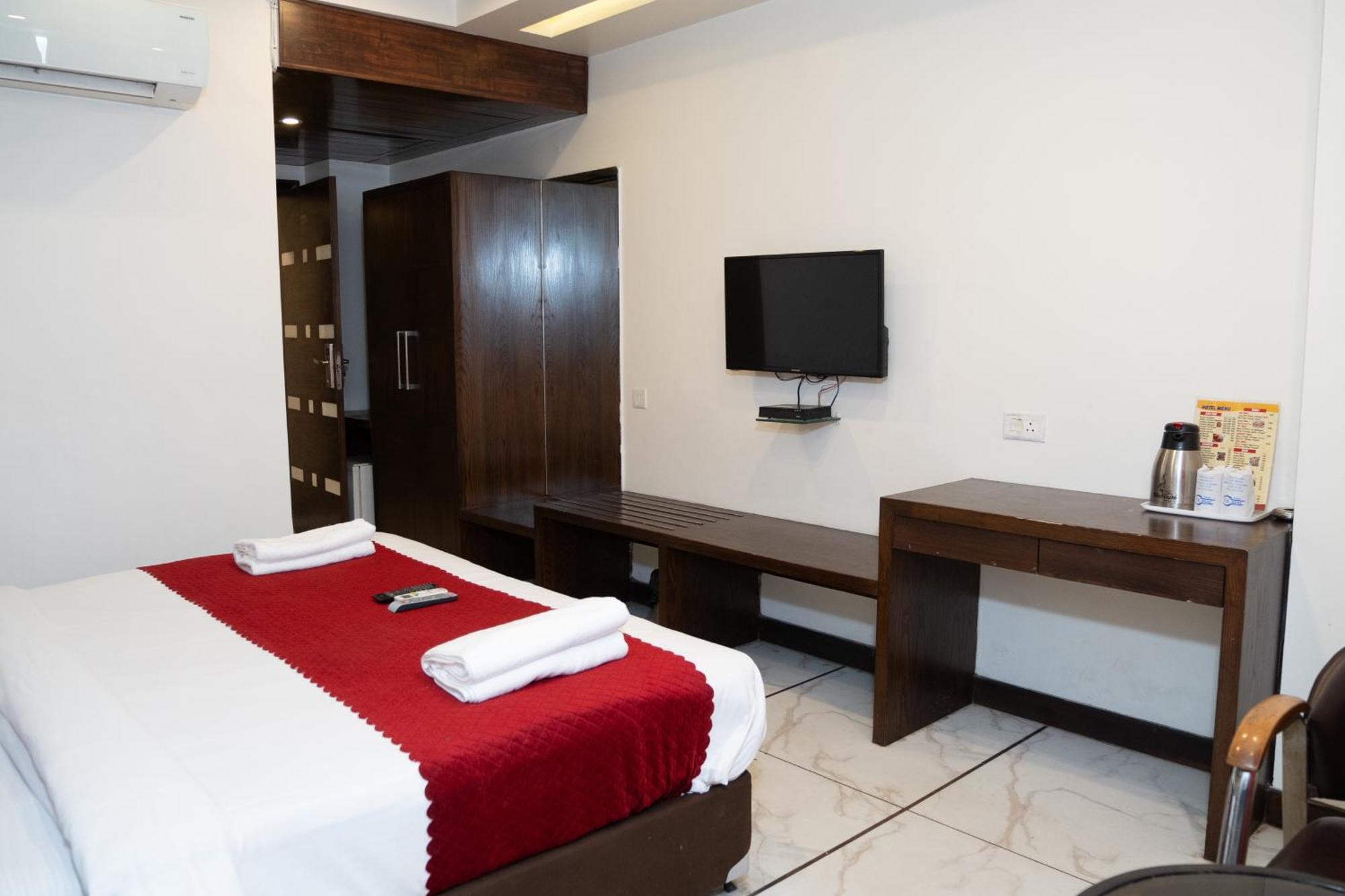 Le Benz - Train Station Hotel Nova Deli