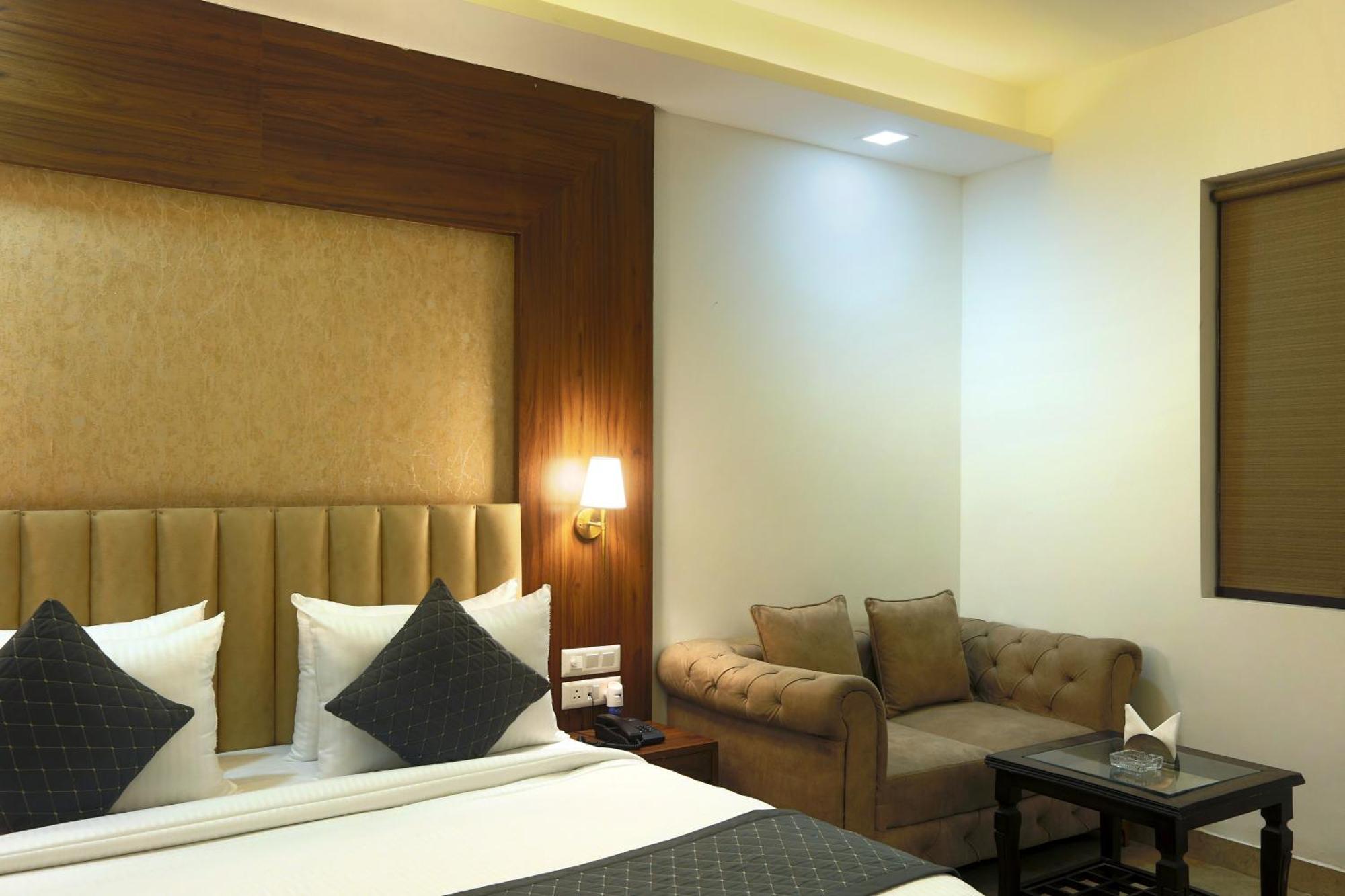 Hotel Prithvi Palace Near Delhi International Airport 3*