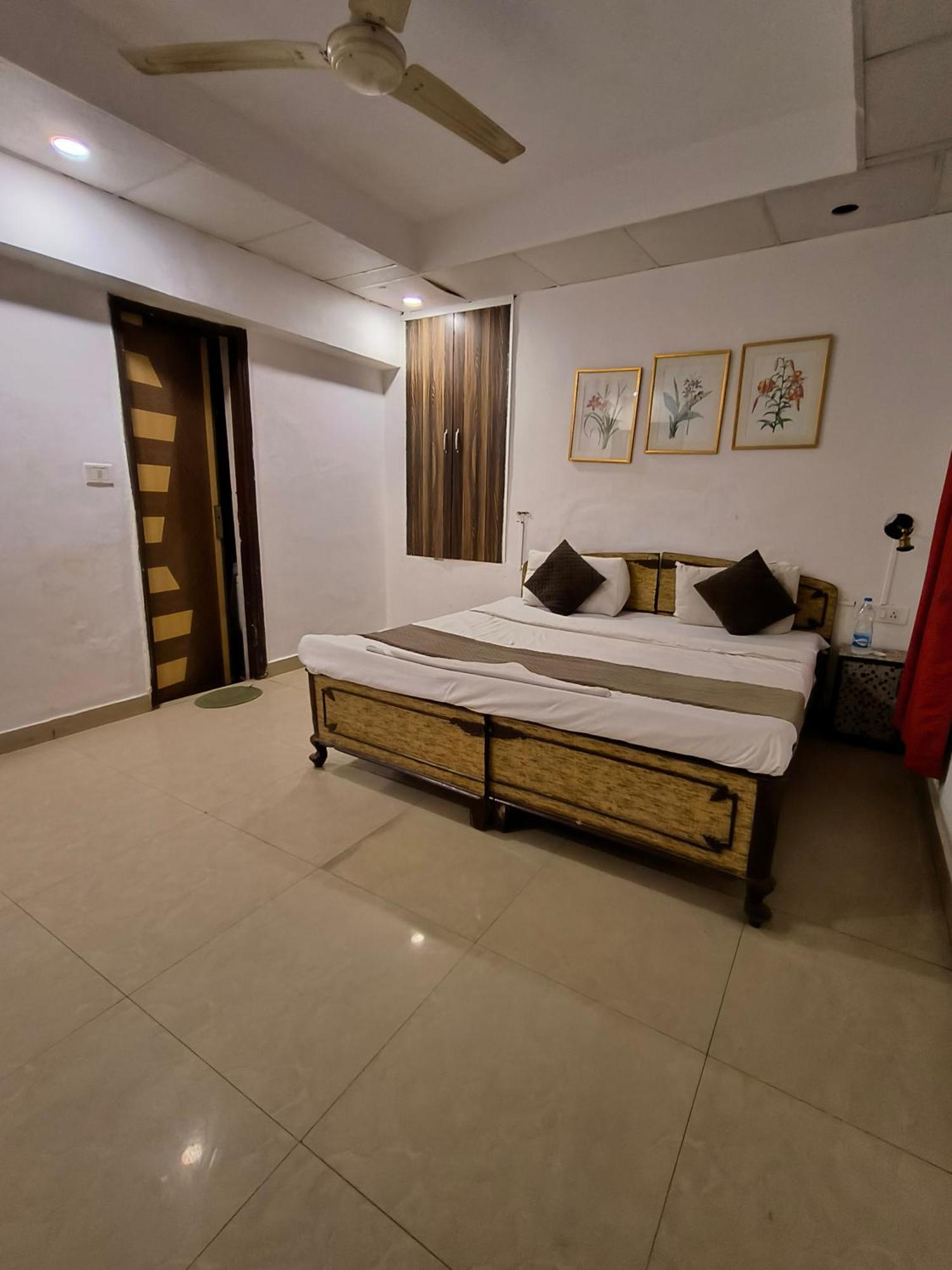 Guest house Krishna Residency And New Delhi